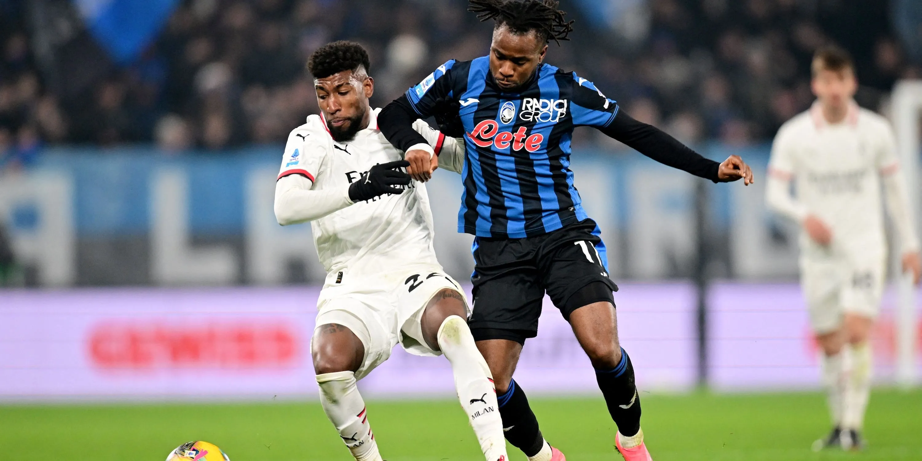 Ademola Lookman (Atalanta) đi bóng kỹ thuật trong trận đấu với AC Milan tại Serie A