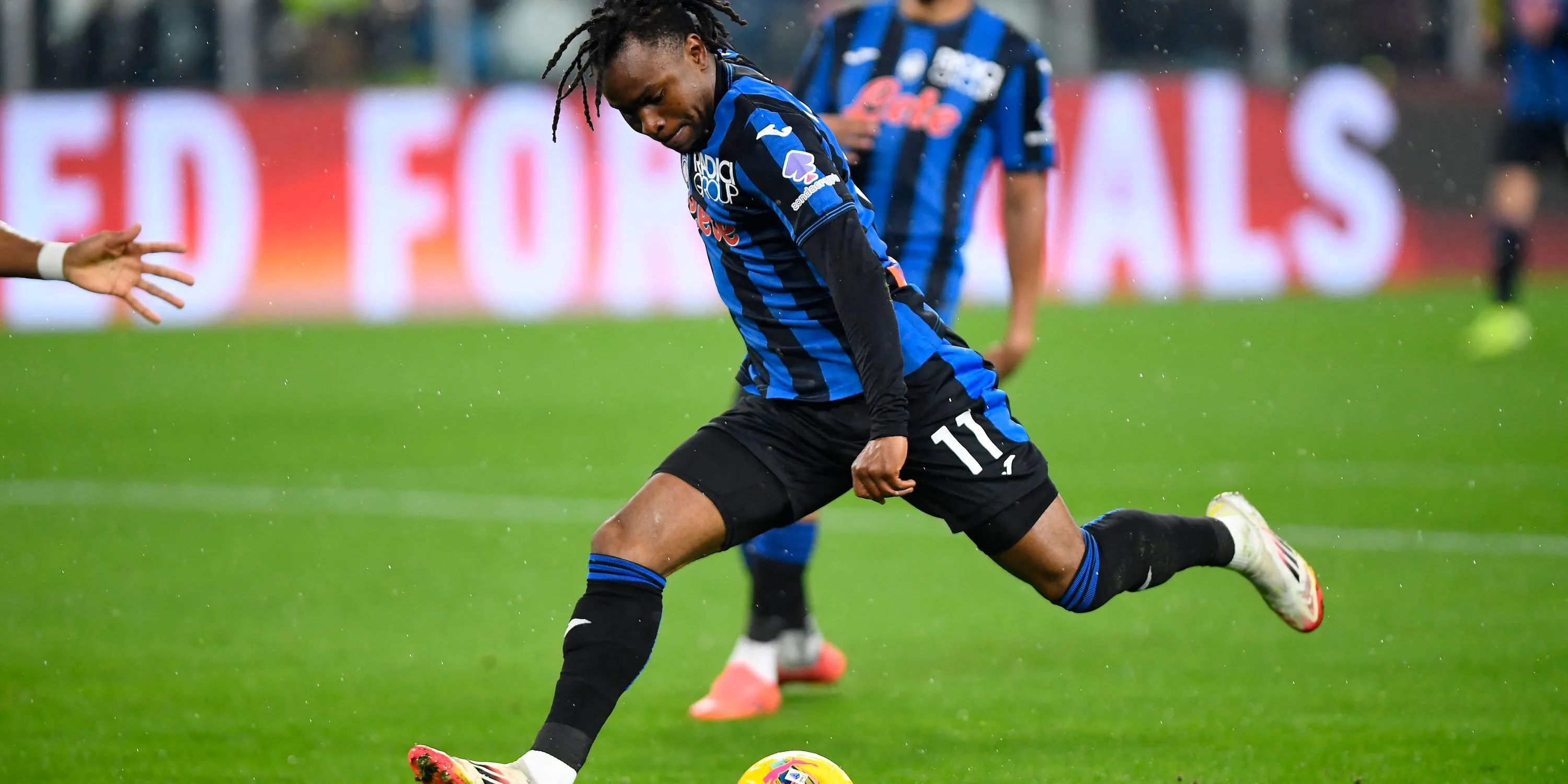 Ademola Lookman đi bóng kỹ thuật trong màu áo Atalanta