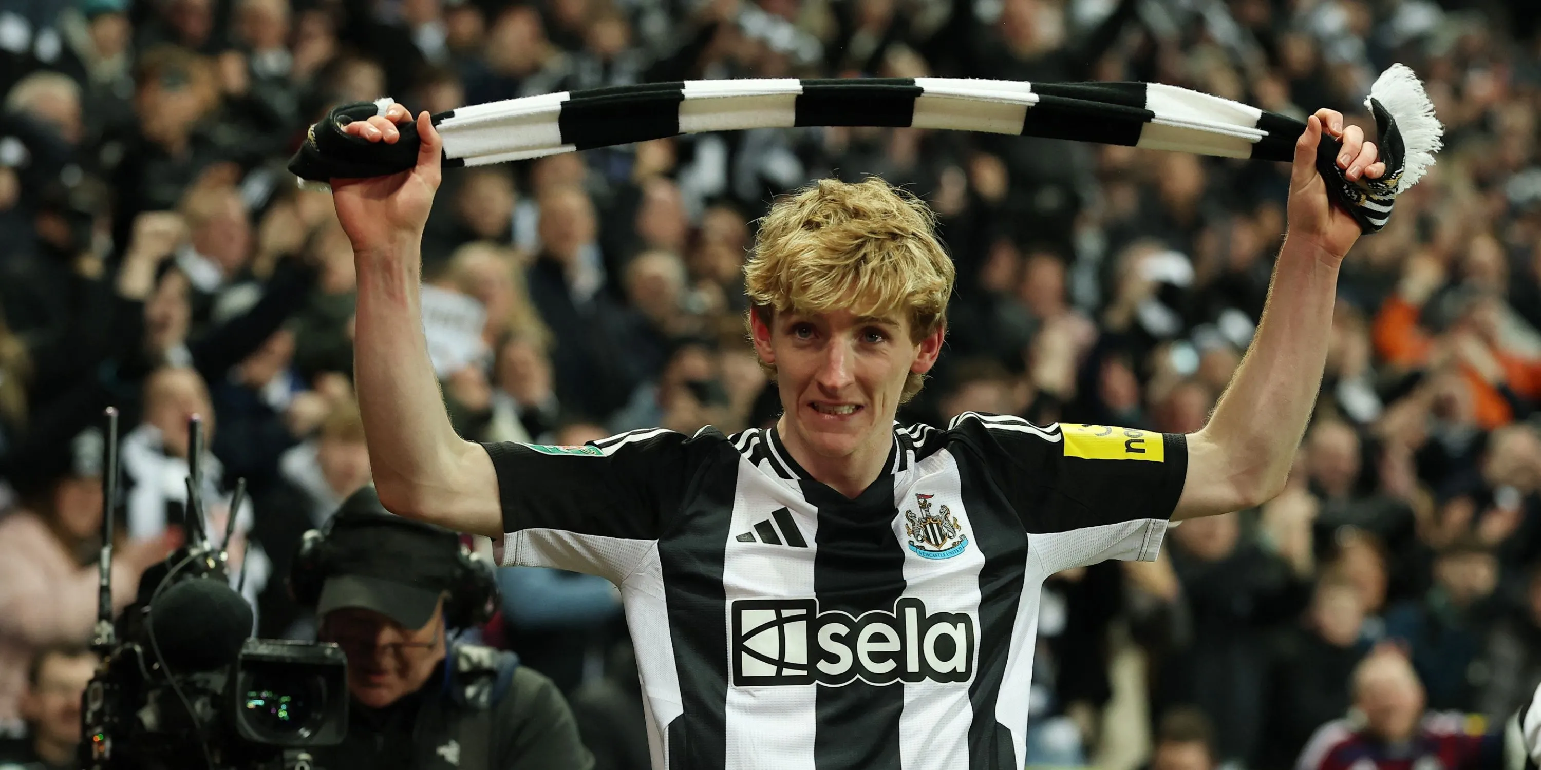 Anthony Gordon một trong những phương án tấn công hiện tại của Newcastle