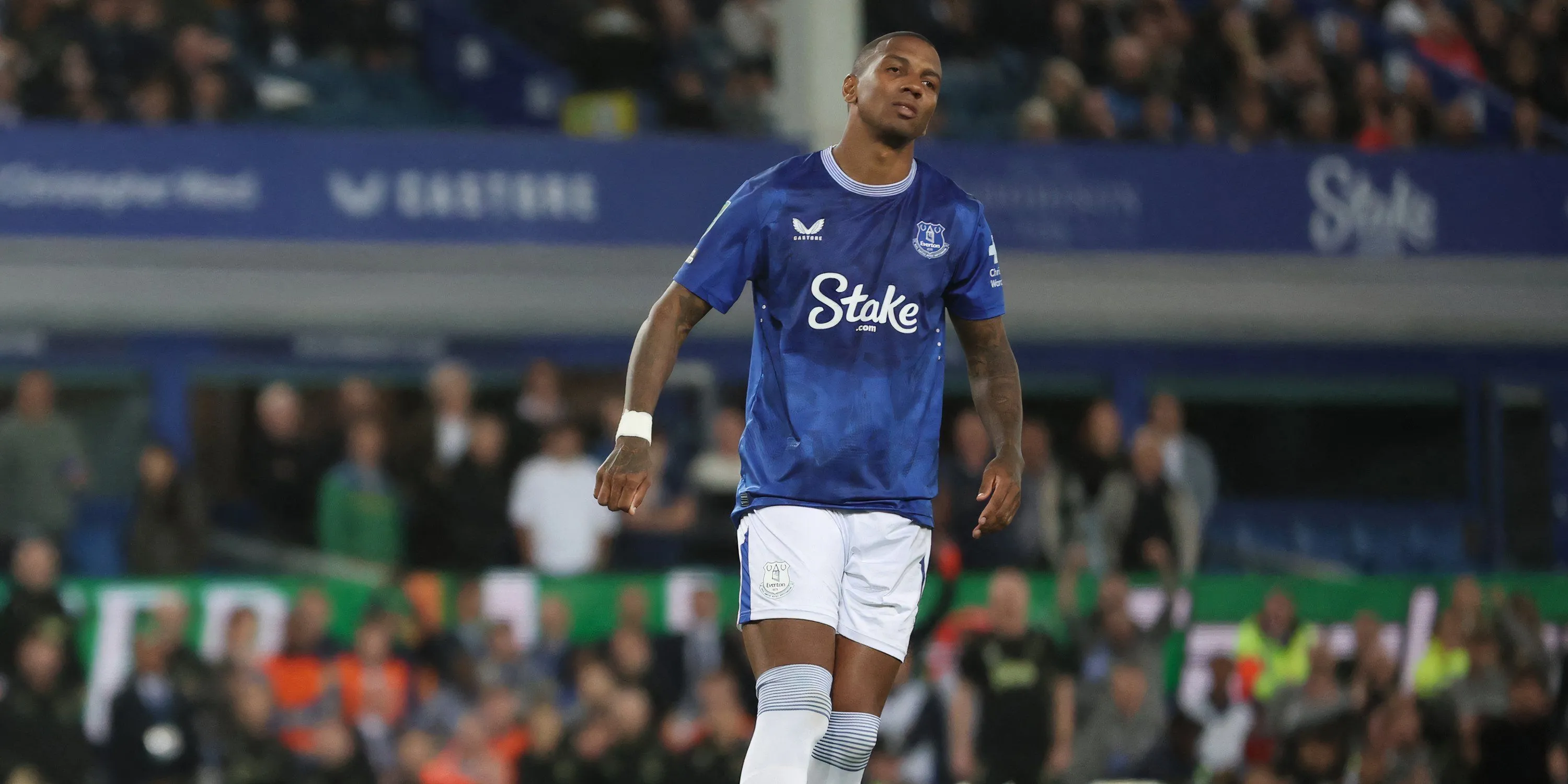 Ashley Young tỏ ra thất vọng trong một trận đấu của Everton