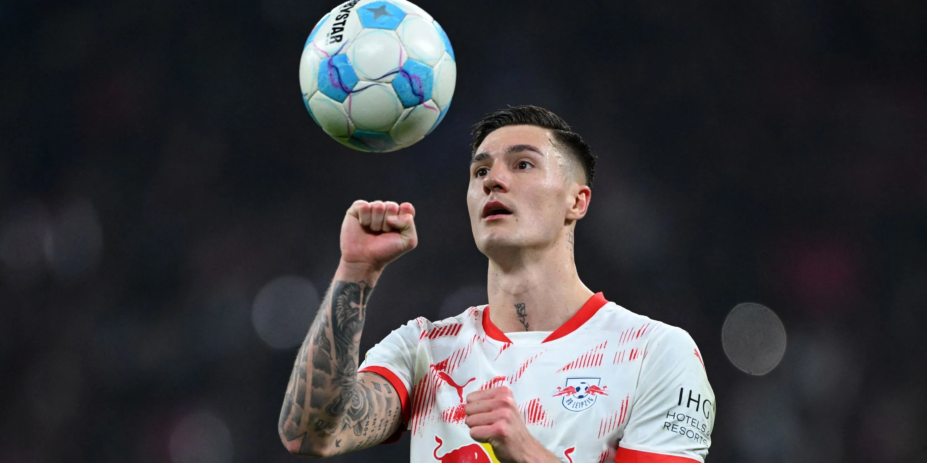 Benjamin Sesko của RB Leipzig chuẩn bị thực hiện quả phạt đền