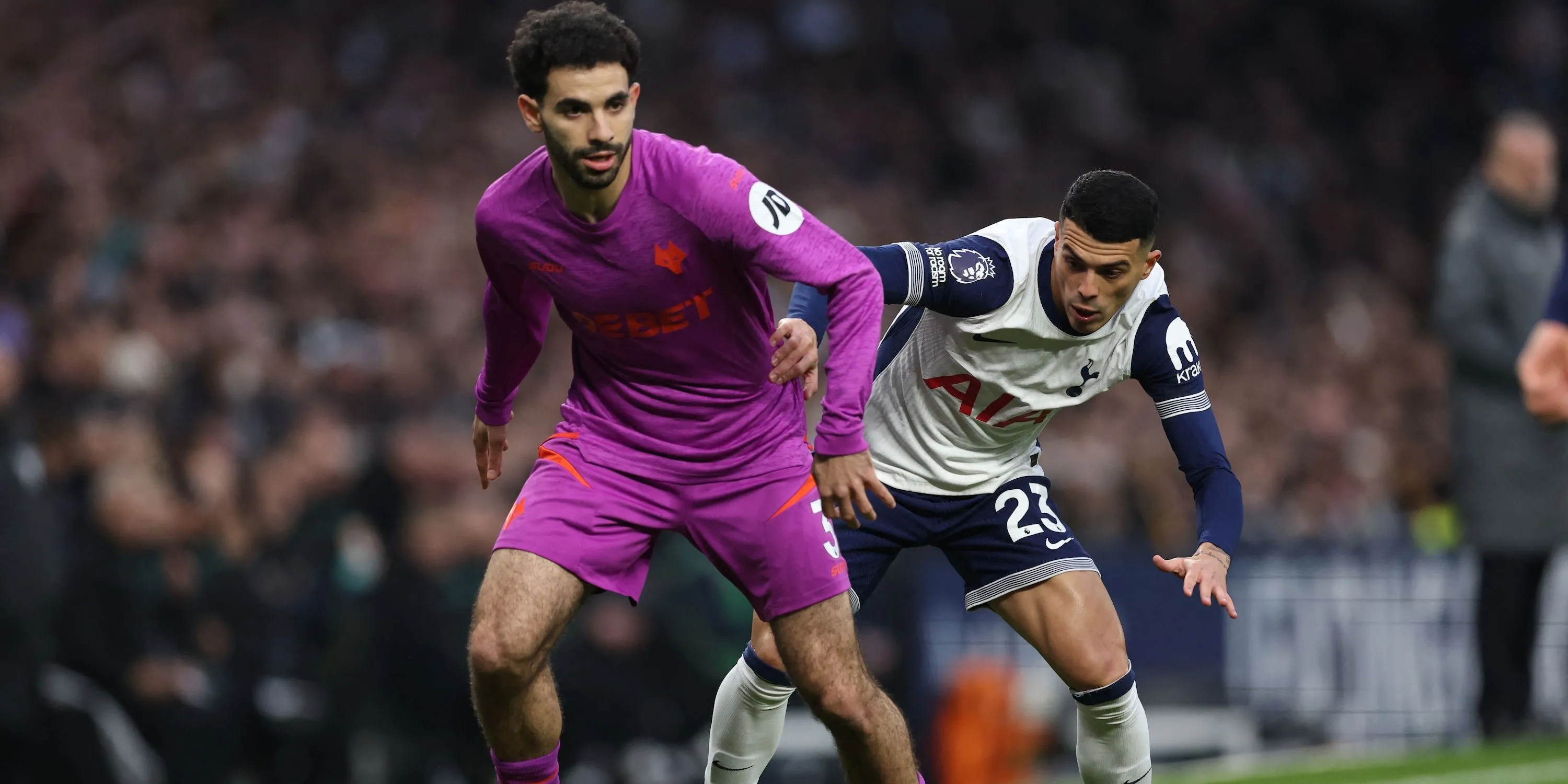 Pedro Porro tranh chấp bóng quyết liệt với Rayan Ait-Nouri của Wolves