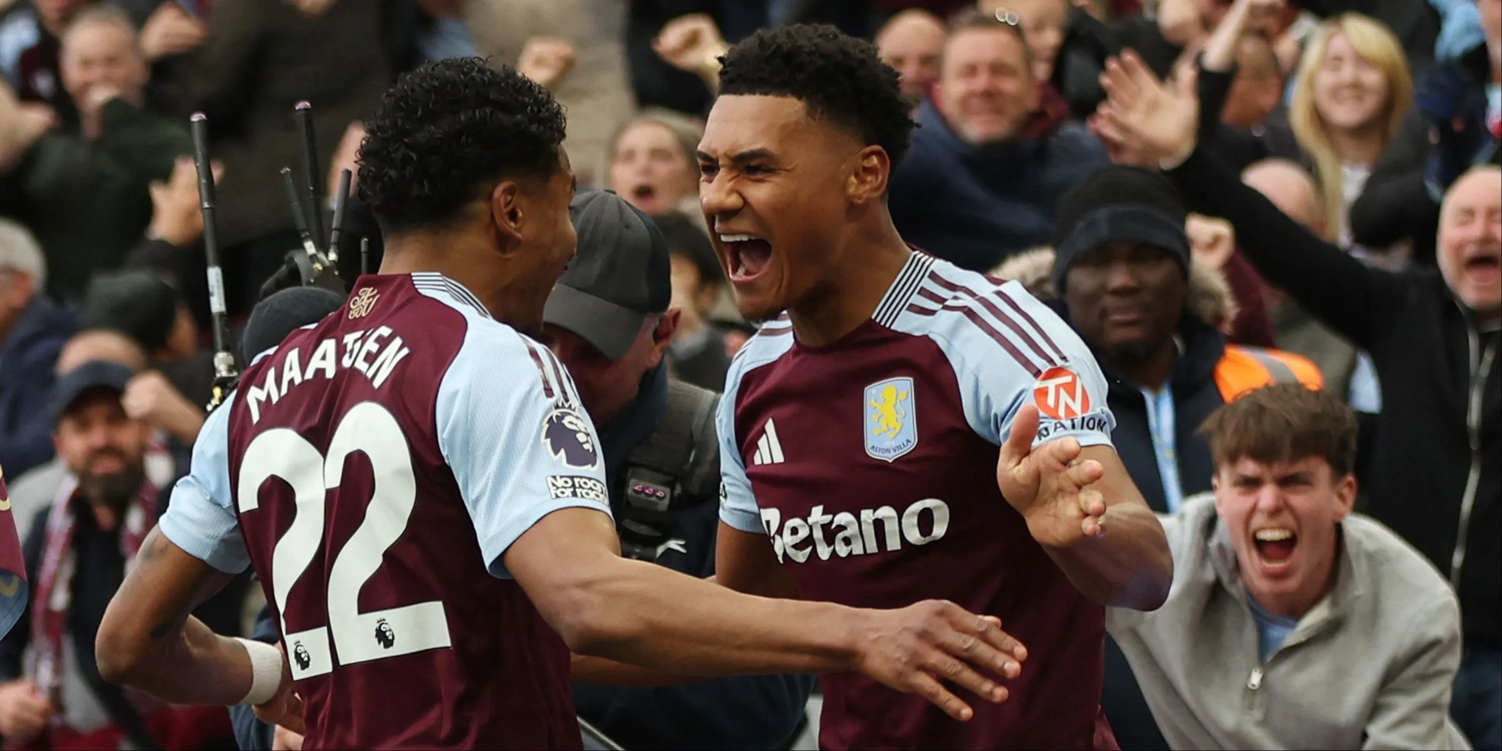 Tiền đạo Ollie Watkins của Aston Villa trong một pha tranh chấp