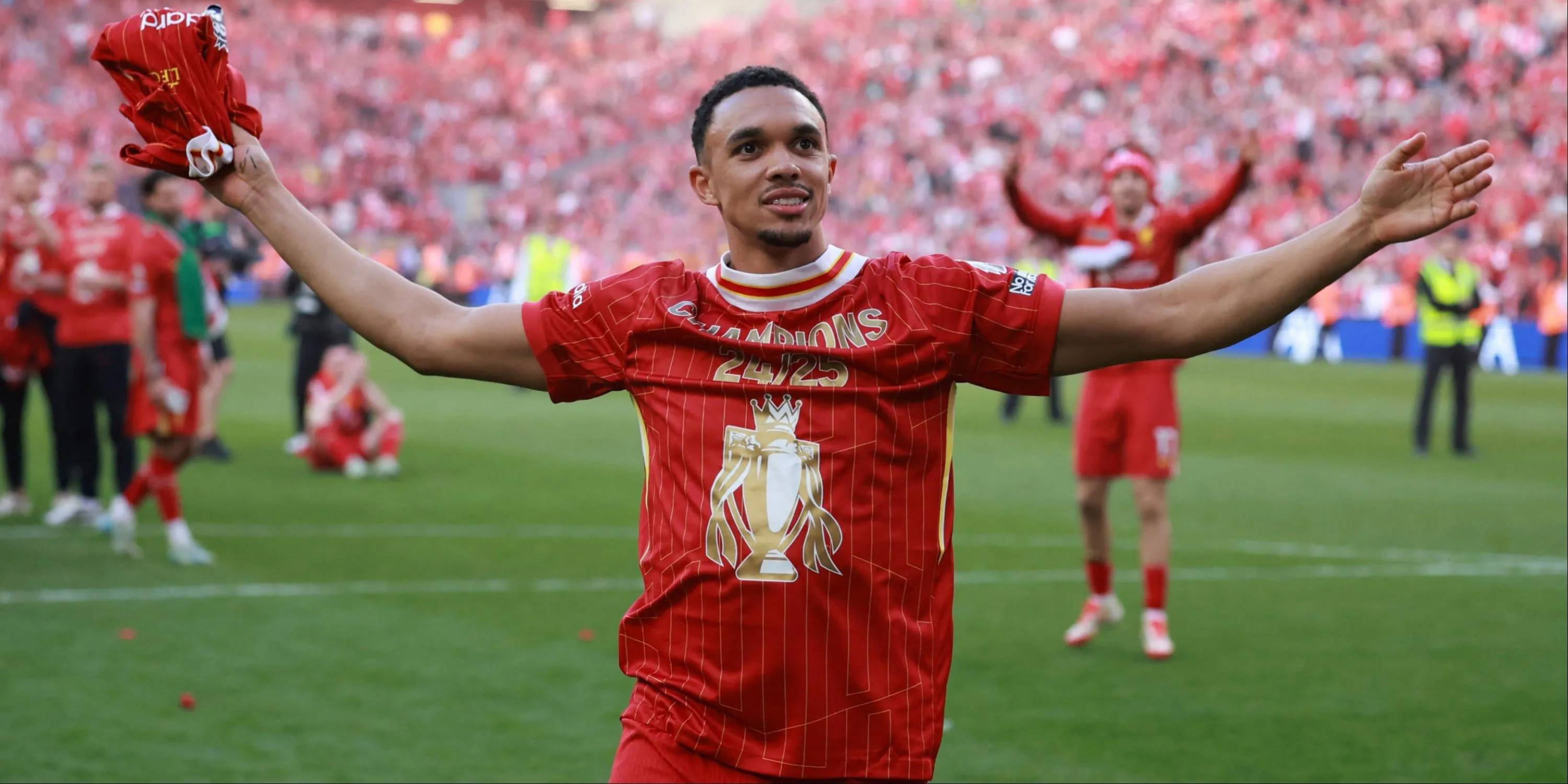 Trent Alexander-Arnold thực hiện đường chuyền trong trận đấu của Liverpool
