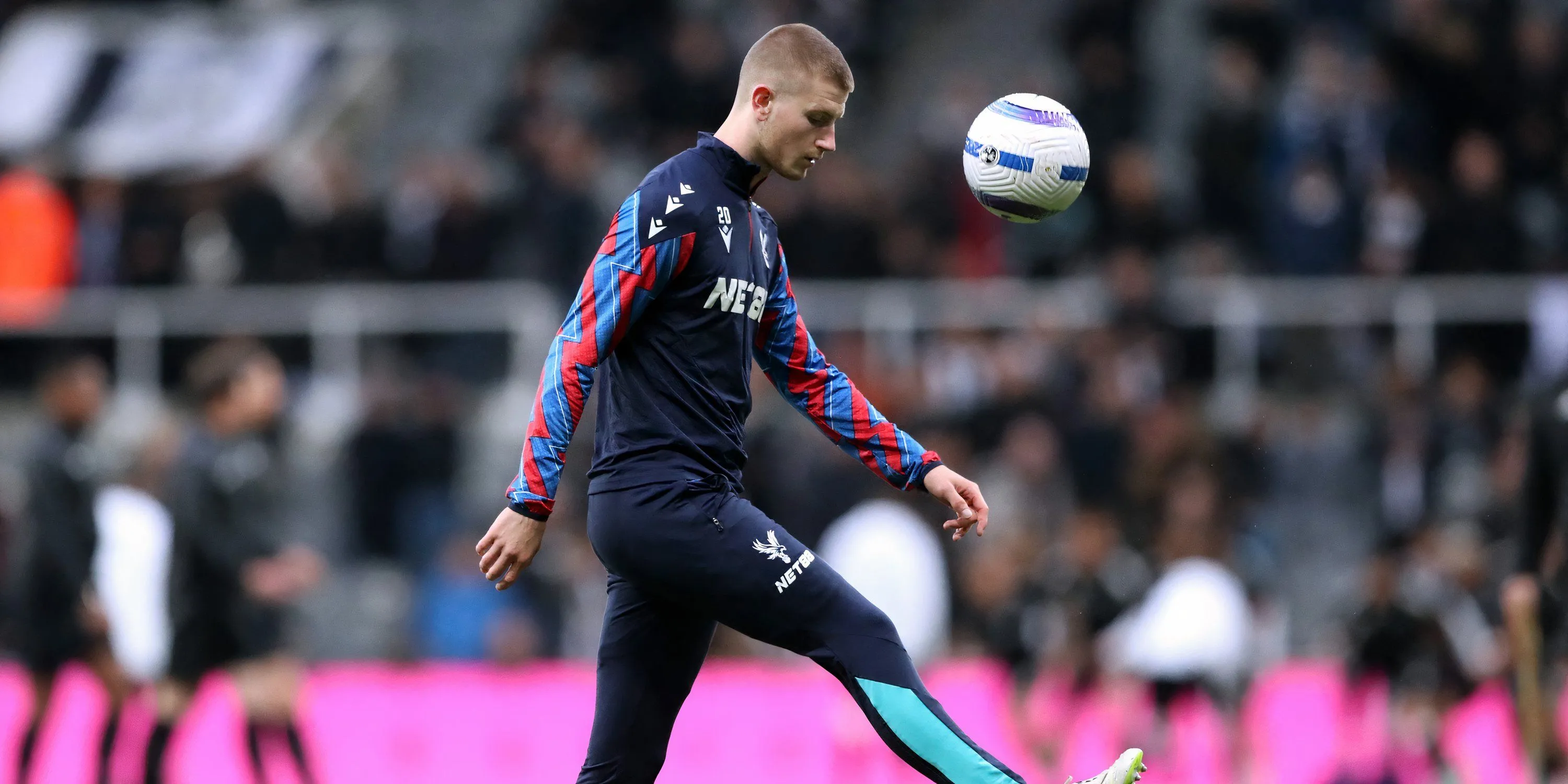 Adam Wharton thi đấu cho Crystal Palace tại Premier League