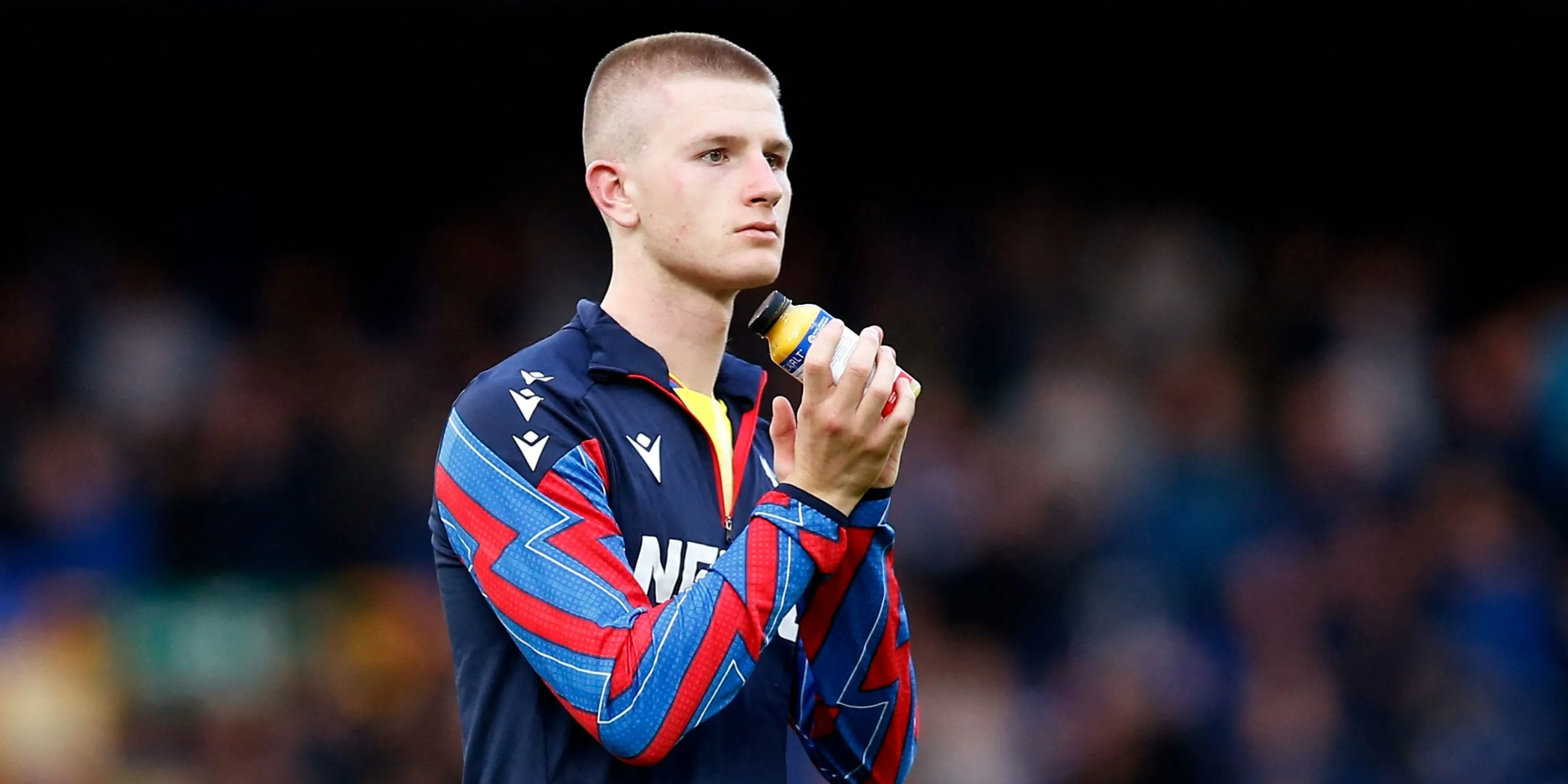 Adam Wharton trong một pha bóng cùng Crystal Palace