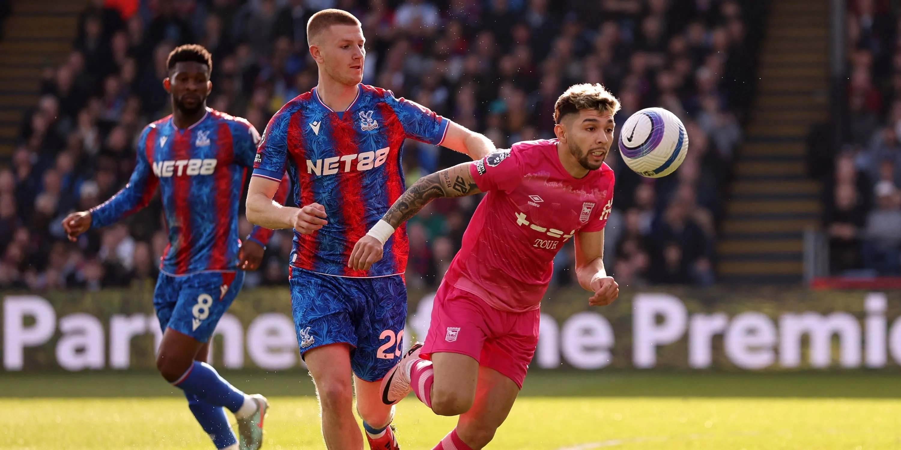 Adam Wharton trong trận đấu giữa Crystal Palace và Ipswich Town