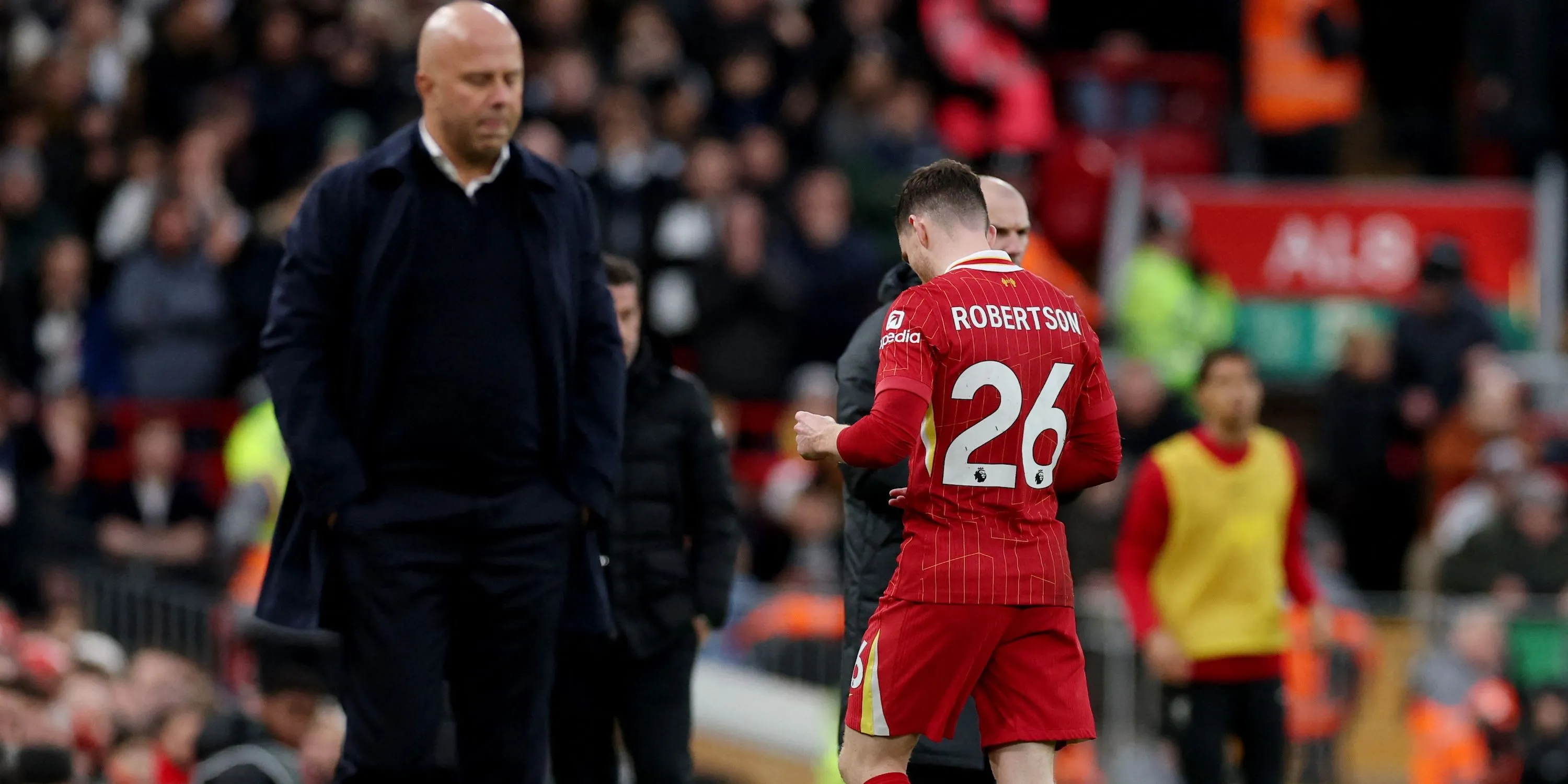 Andrew Robertson rời sân sau khi nhận thẻ đỏ trong trận đấu của Liverpool