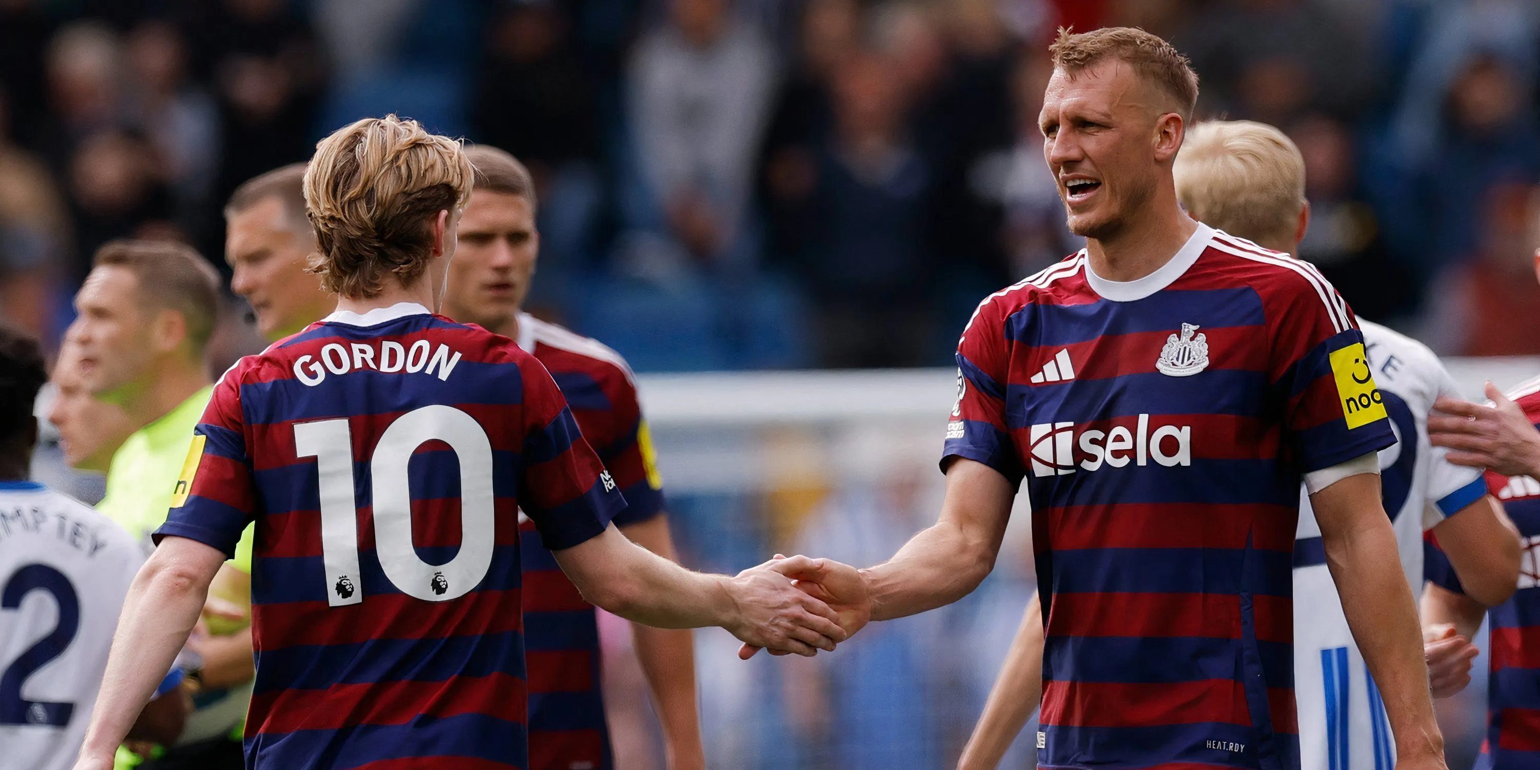 Anthony Gordon của Newcastle đi bóng tốc độ trong trận gặp Brighton