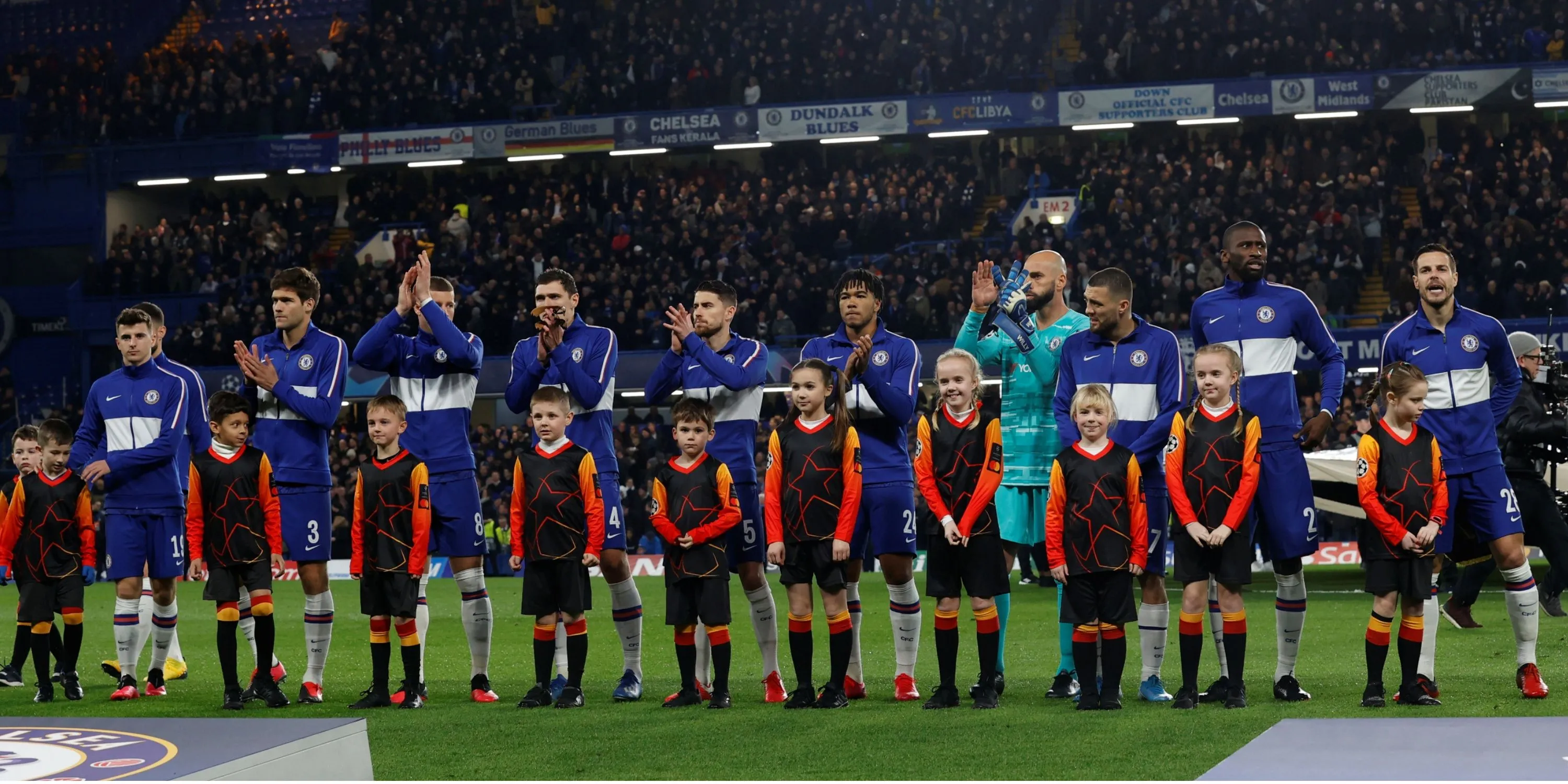 Antonio Rudiger trong màu áo Chelsea tại Premier League, một trong những lựa chọn phòng ngự được cân nhắc
