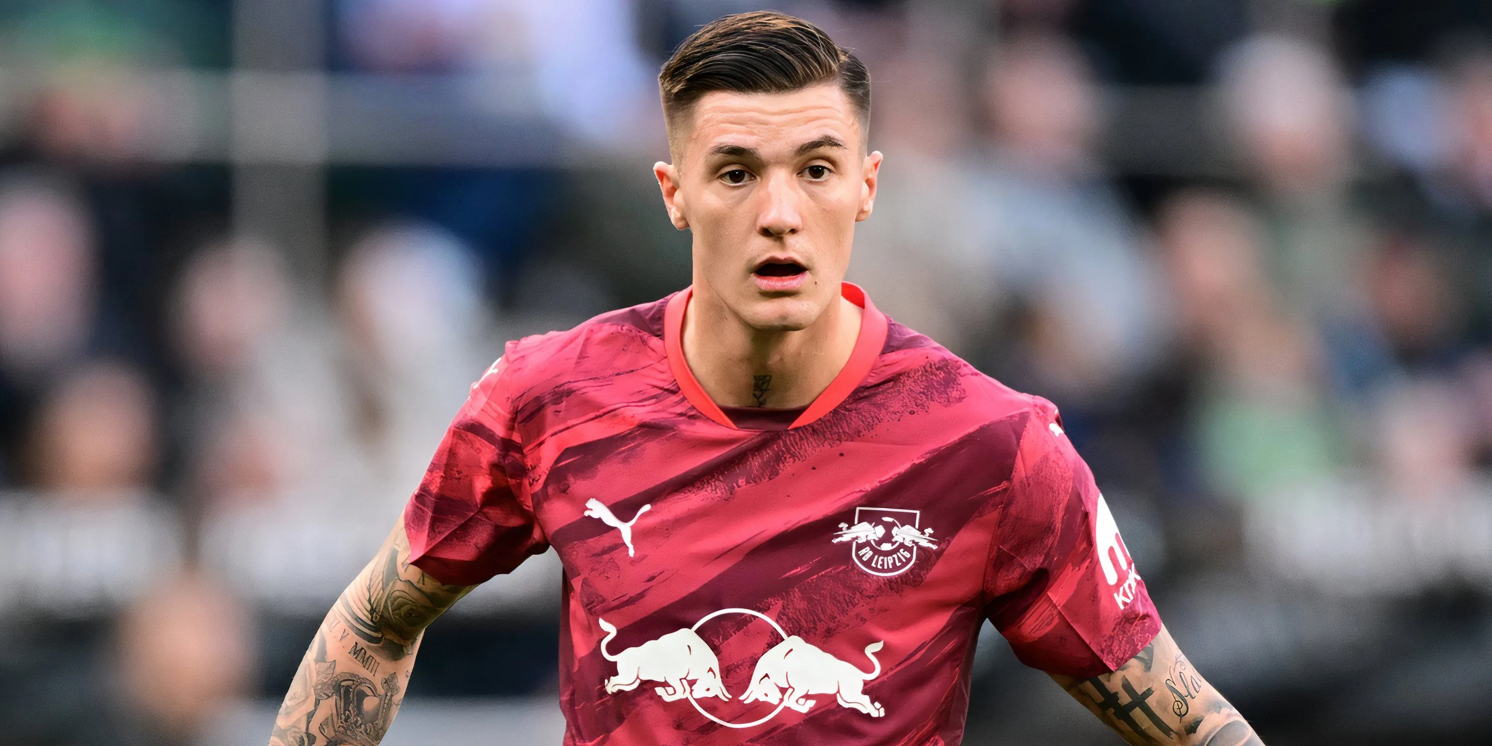 Benjamin Sesko trong một pha bóng cho RB Leipzig, là mục tiêu của các đội Premier League.