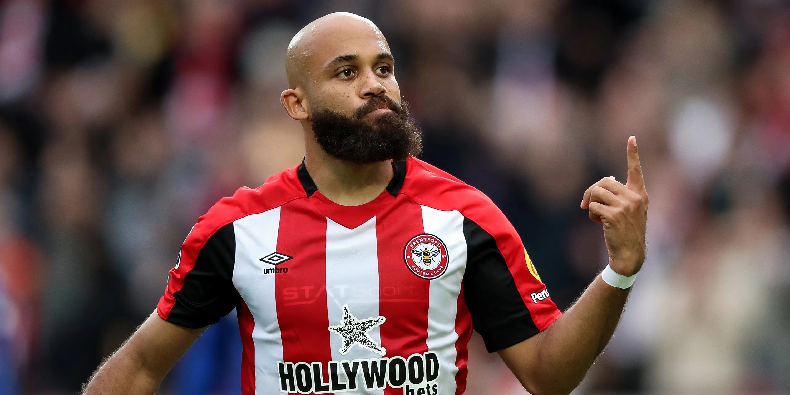 Bryan Mbeumo ăn mừng bàn thắng cho Brentford.