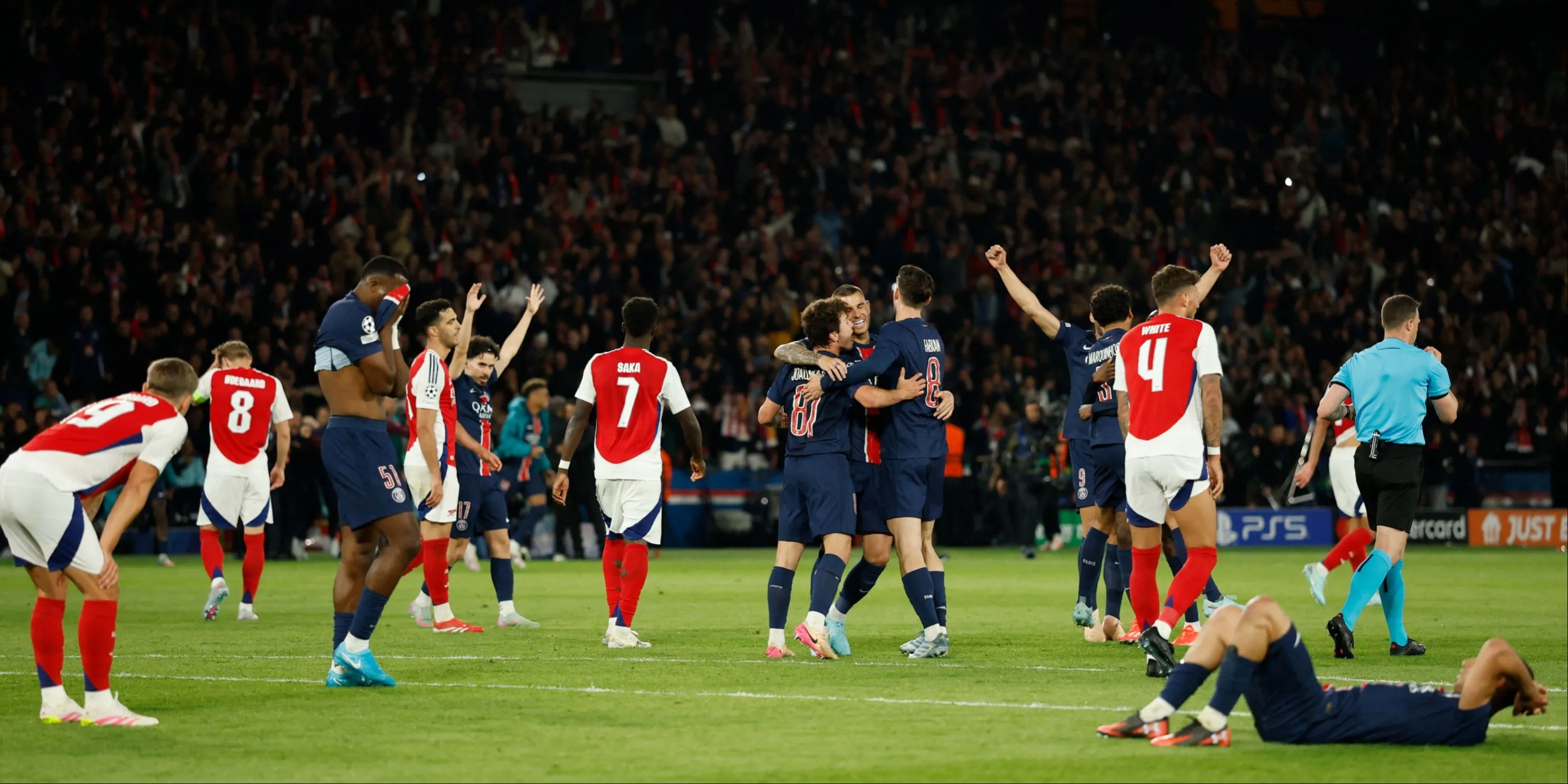 Bukayo Saka và Ben White của Arsenal tranh chấp với Vitinha của PSG