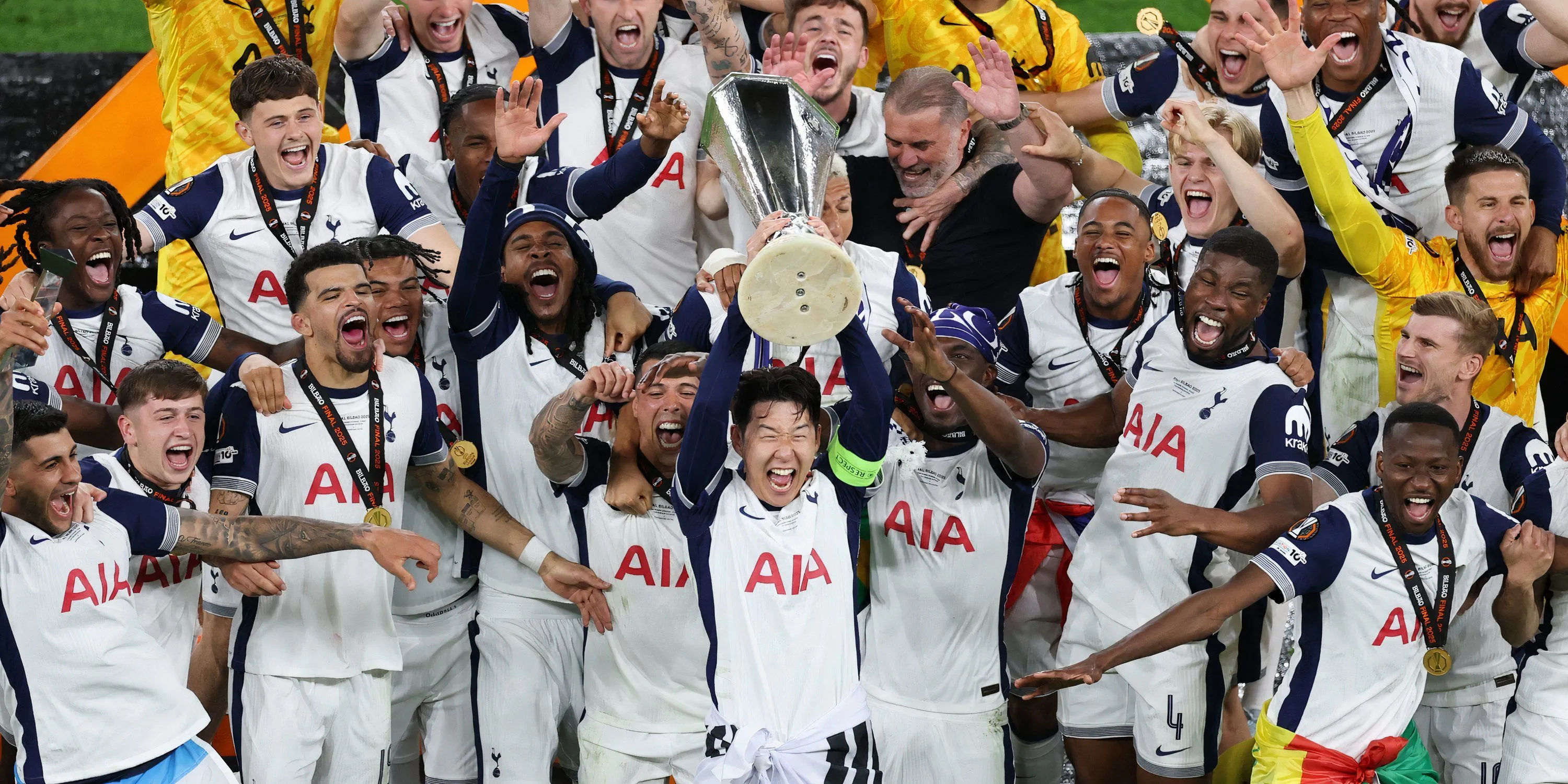 Các cầu thủ Tottenham Hotspur ăn mừng sau khi giành cúp Europa League