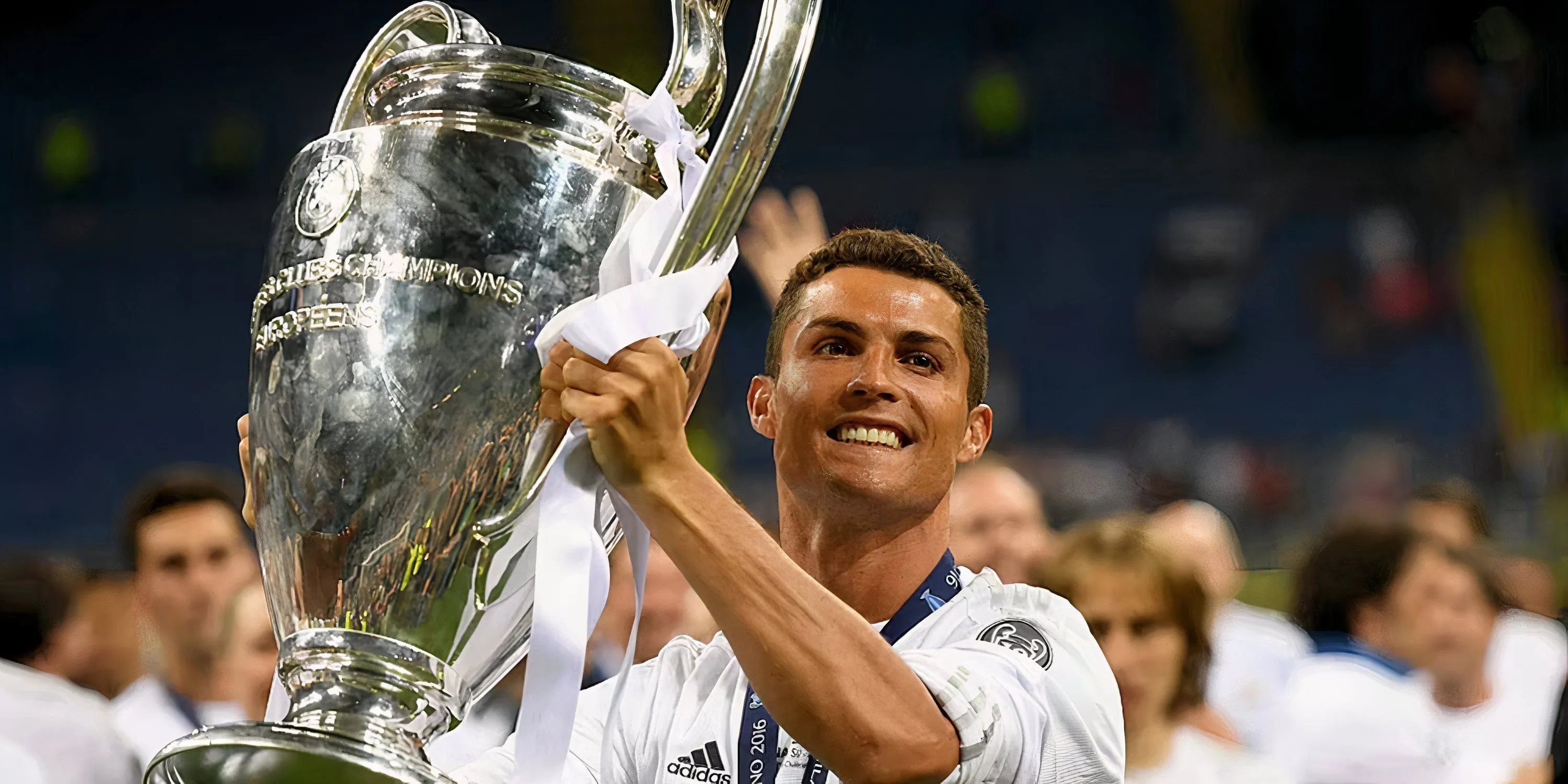 Cristiano Ronaldo ăn mừng chiến thắng Champions League