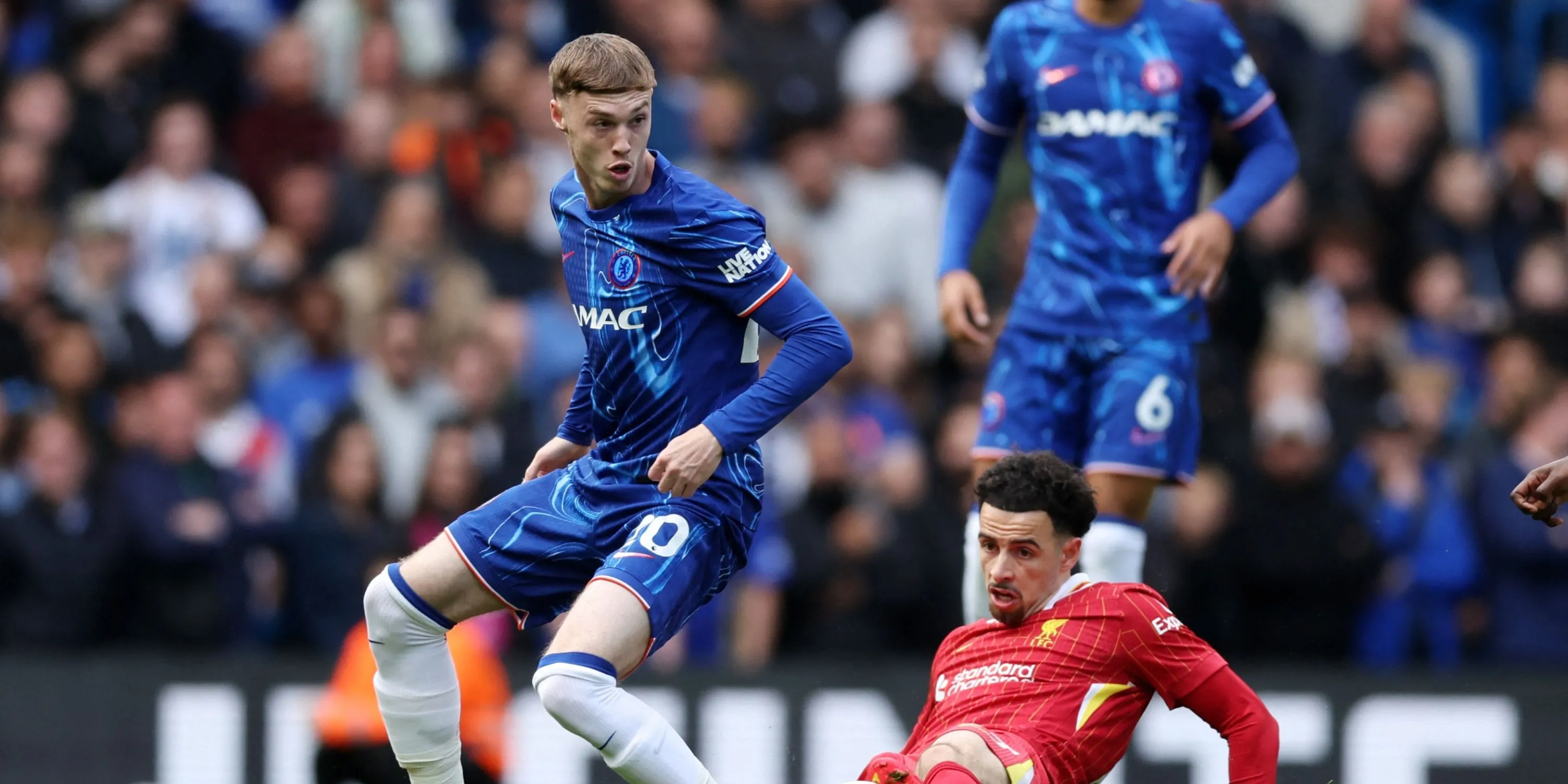 Curtis Jones (Liverpool) tranh chấp bóng với Cole Palmer (Chelsea) trong trận đấu tại Stamford Bridge