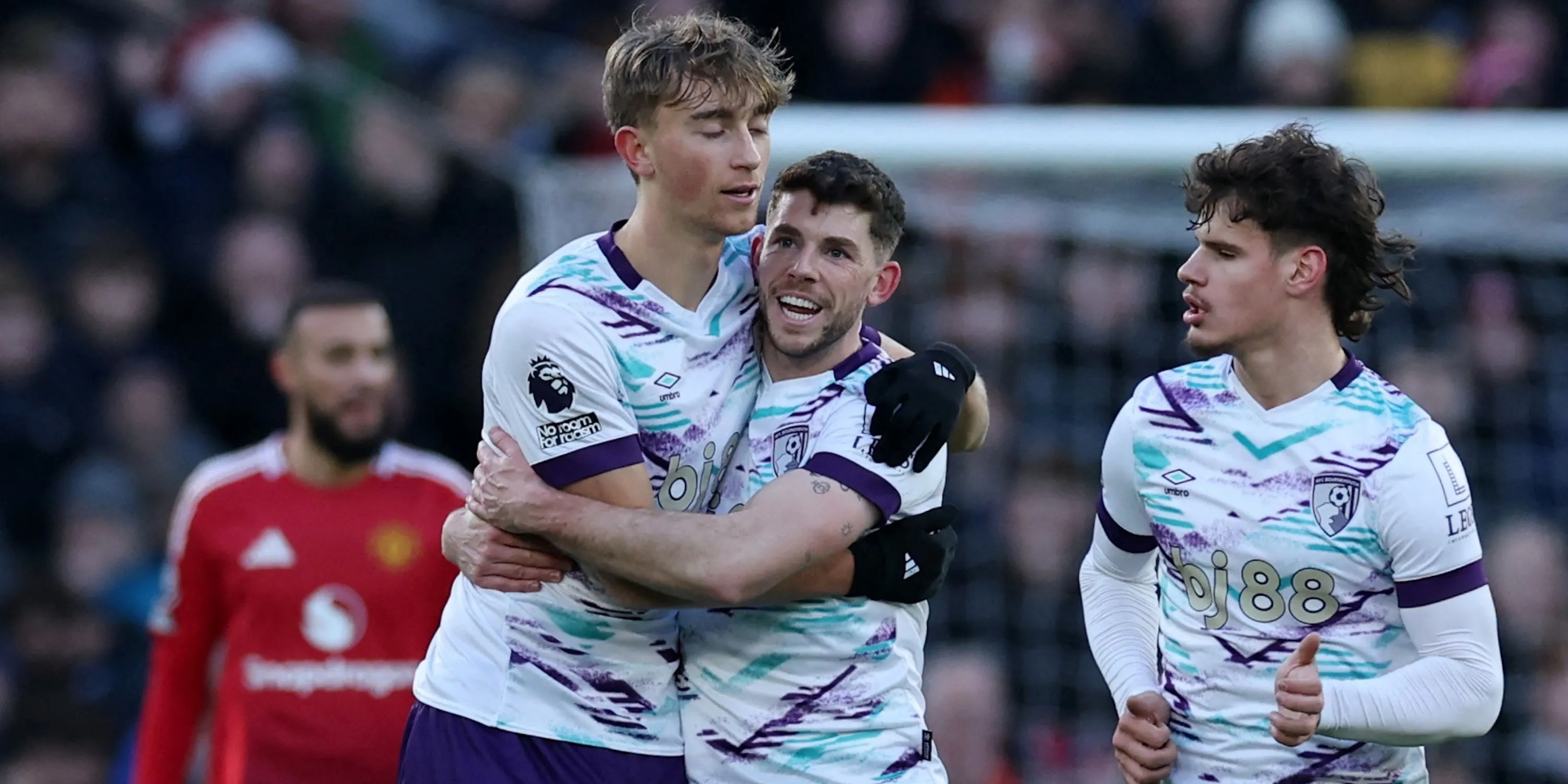 Dean Huijsen (giữa) ăn mừng bàn thắng cùng đồng đội ở Bournemouth