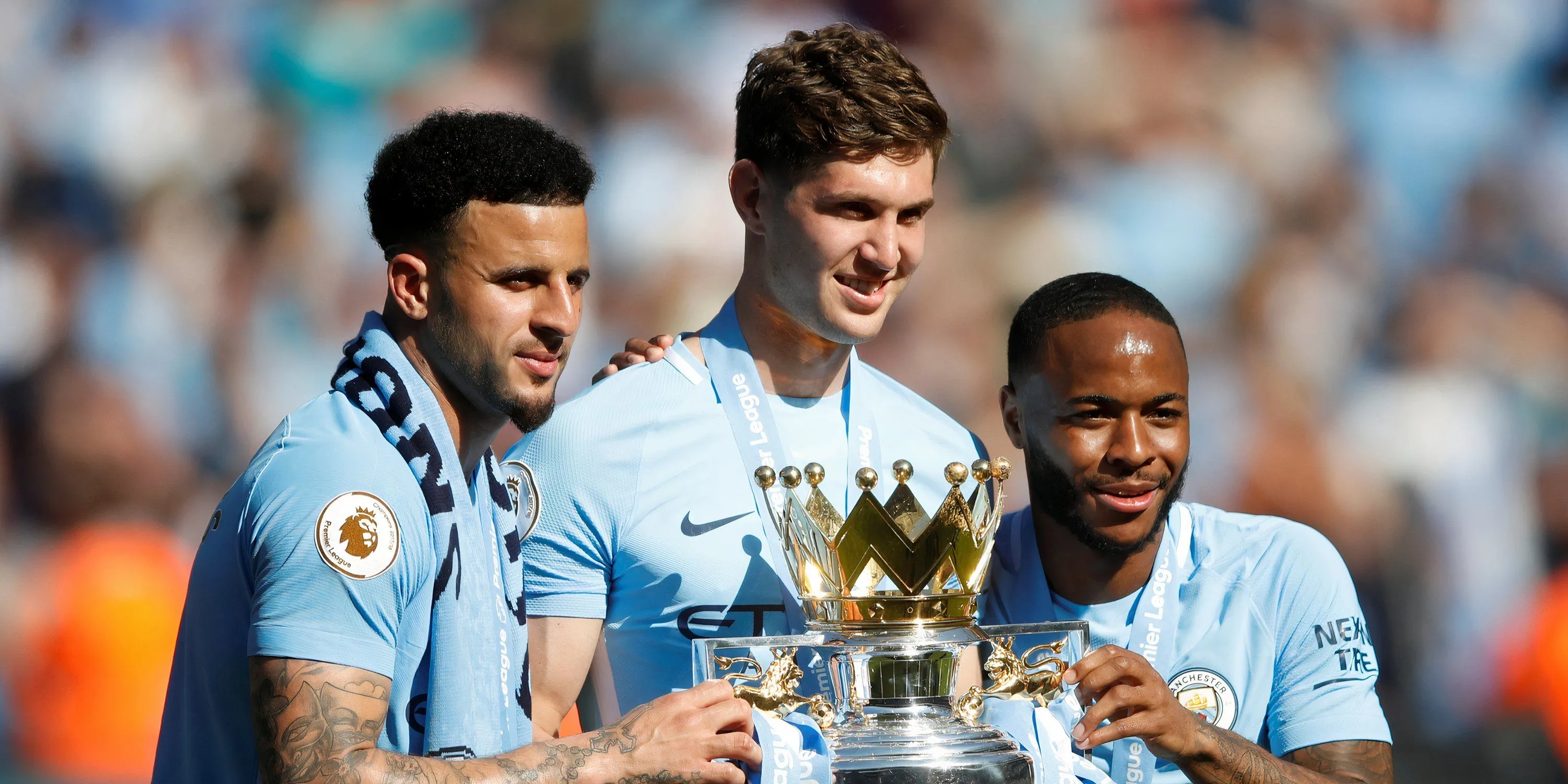 Đội trưởng Man City nâng cao cúp Premier League năm 2018 ăn mừng chiến thắng