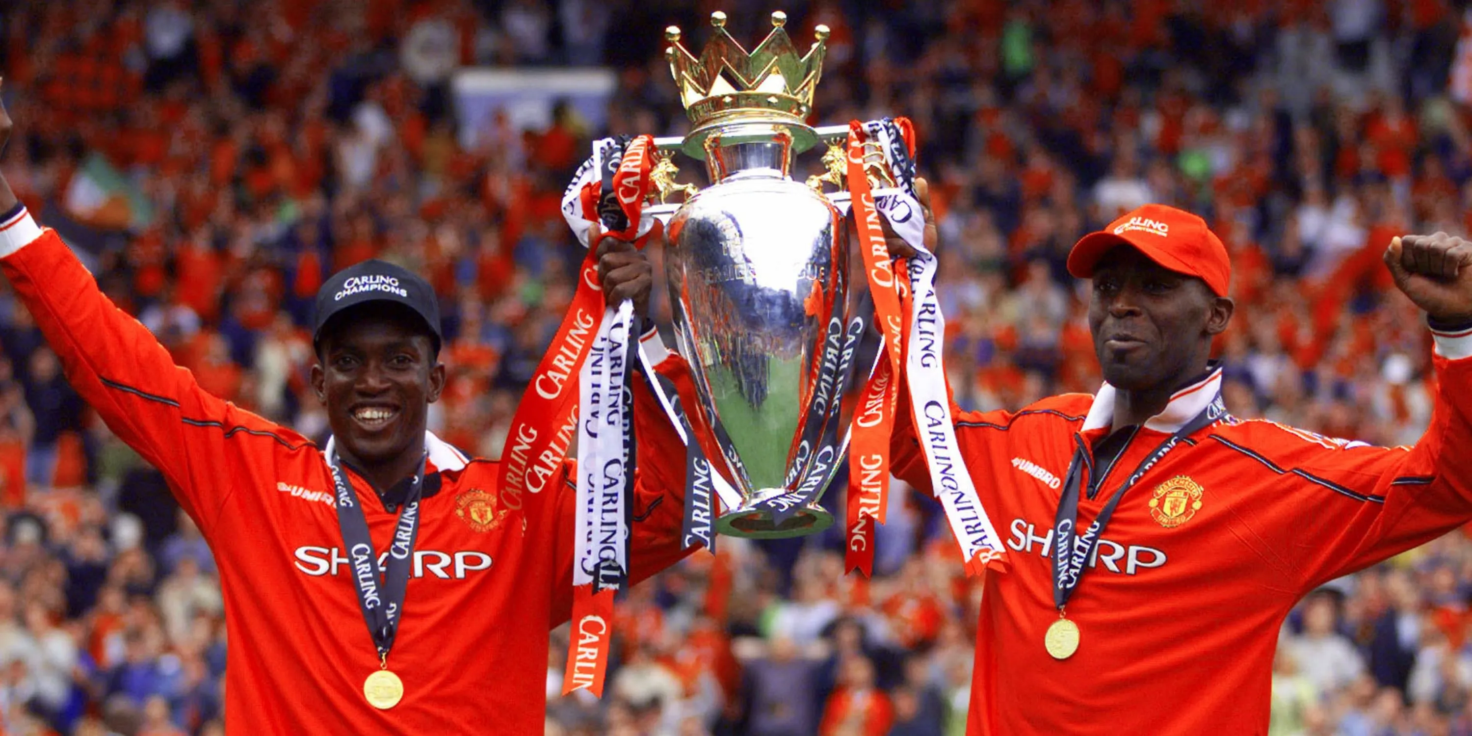 Dwight Yorke và Andy Cole nâng cao cúp Premier League cùng Manchester United