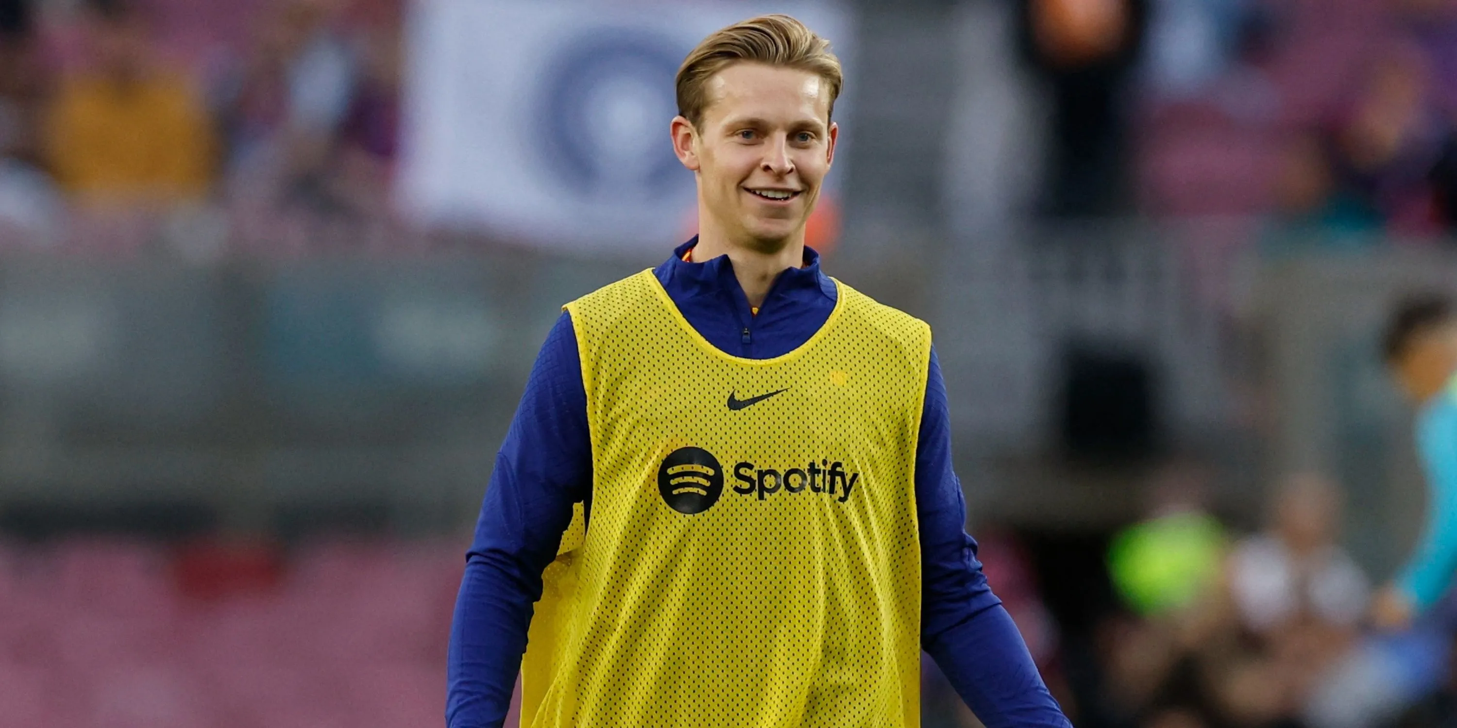 Frenkie de Jong trong màu áo Barcelona, mục tiêu chuyển nhượng của Man City và Man Utd