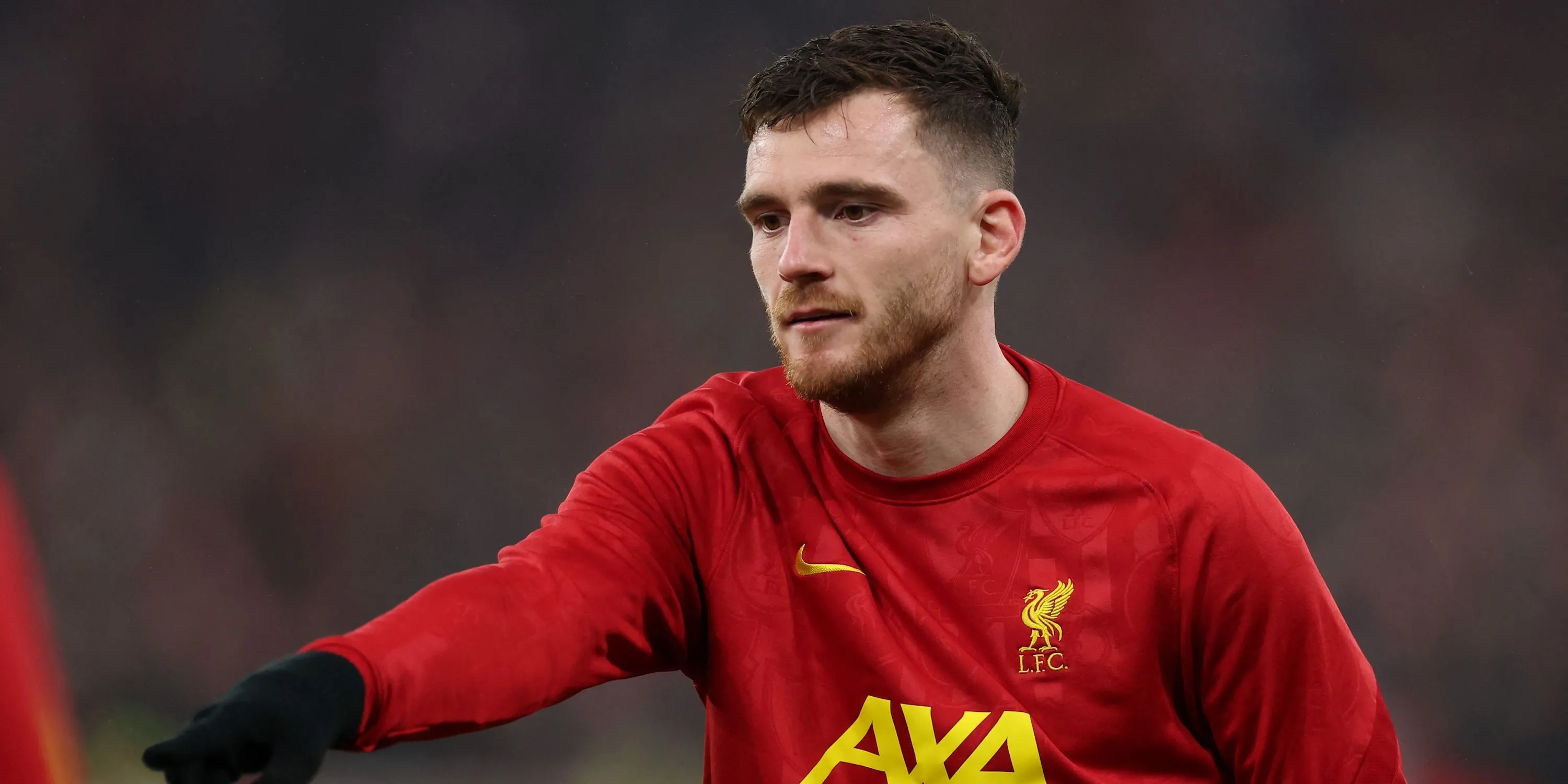 Hậu vệ Andrew Robertson của Liverpool trong buổi khởi động