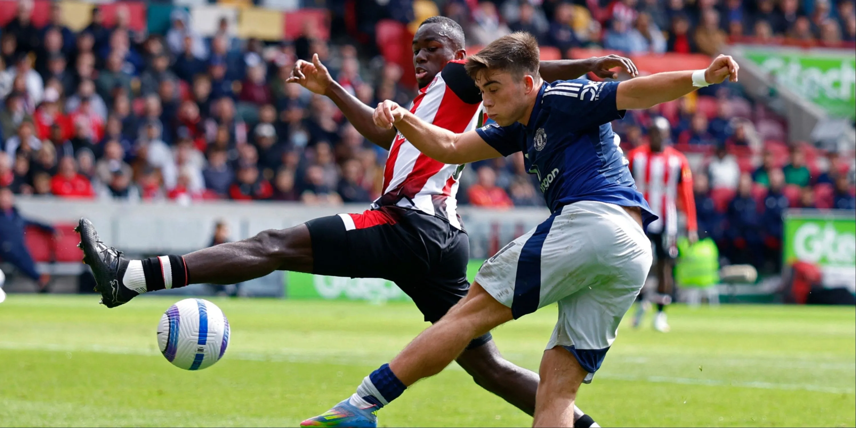 Hậu vệ trẻ Harry Amass của Man Utd trong tình huống phòng ngự trận gặp Brentford