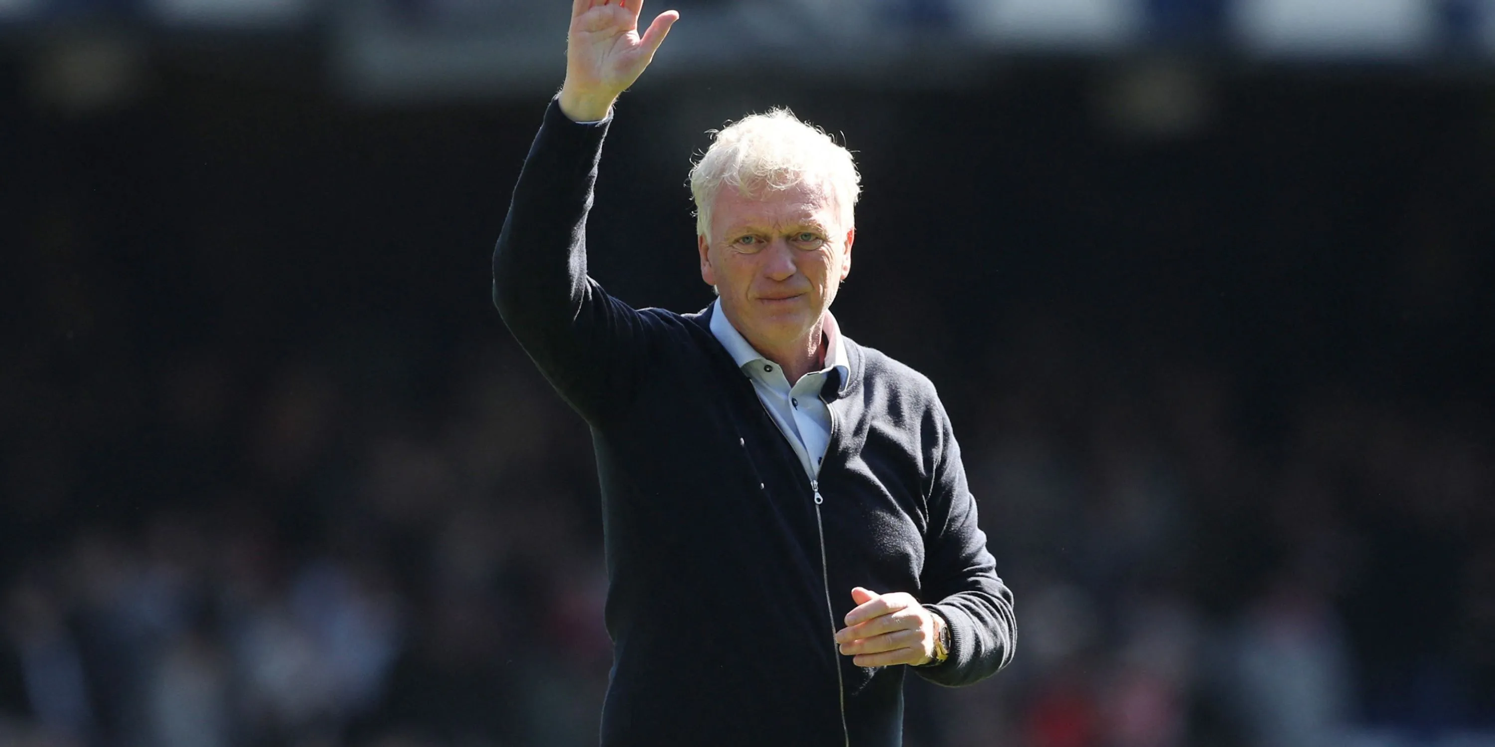 HLV David Moyes chỉ đạo các cầu thủ Everton từ đường biên