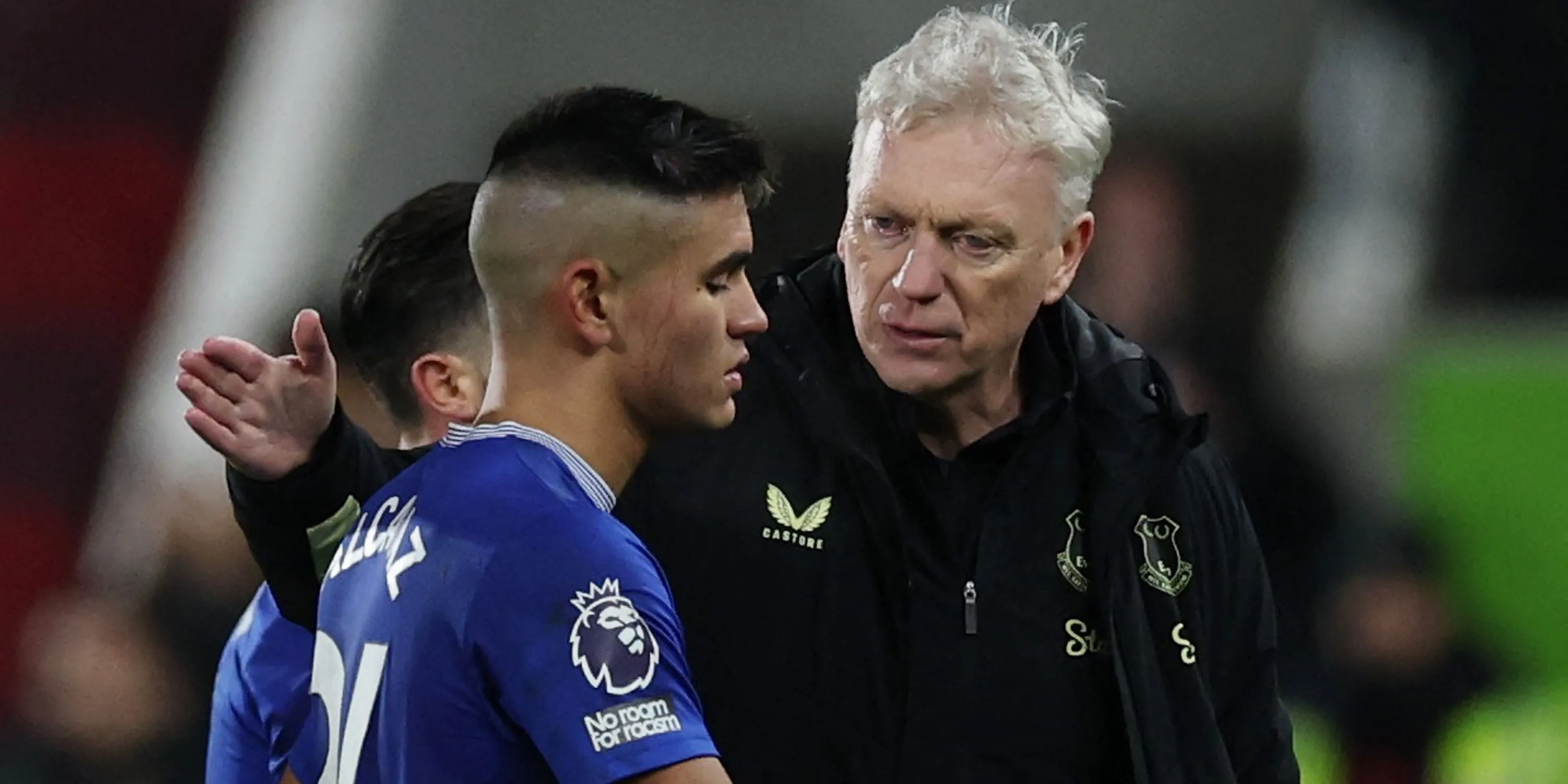 HLV David Moyes trao đổi cùng tiền vệ Carlos Alcaraz của Everton