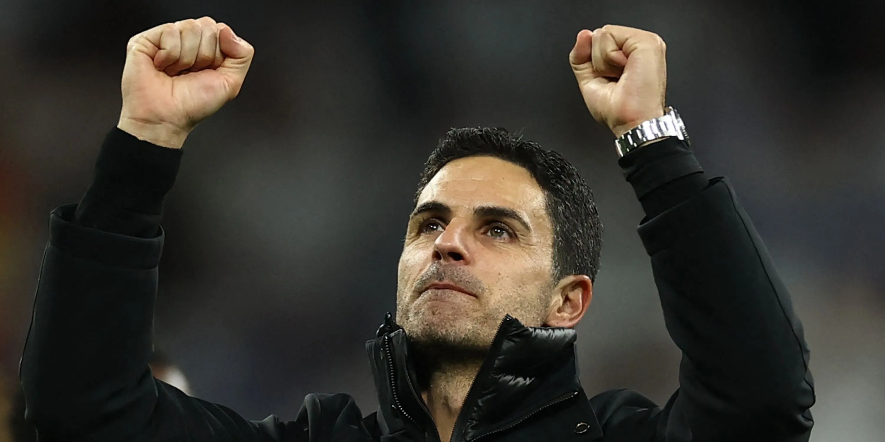 HLV Mikel Arteta của Arsenal trầm ngâm sau thất bại của đội nhà tại Champions League.