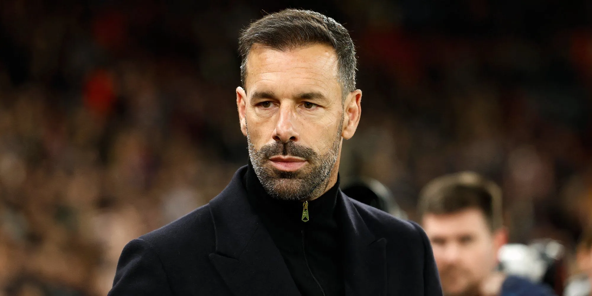 Huấn luyện viên Ruud van Nistelrooy trong khu kỹ thuật của Leicester City