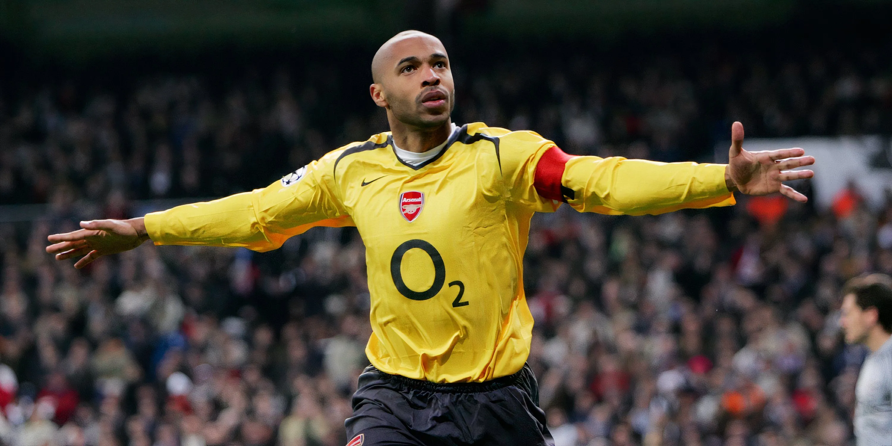 Huyền thoại Thierry Henry thi đấu cho Arsenal.