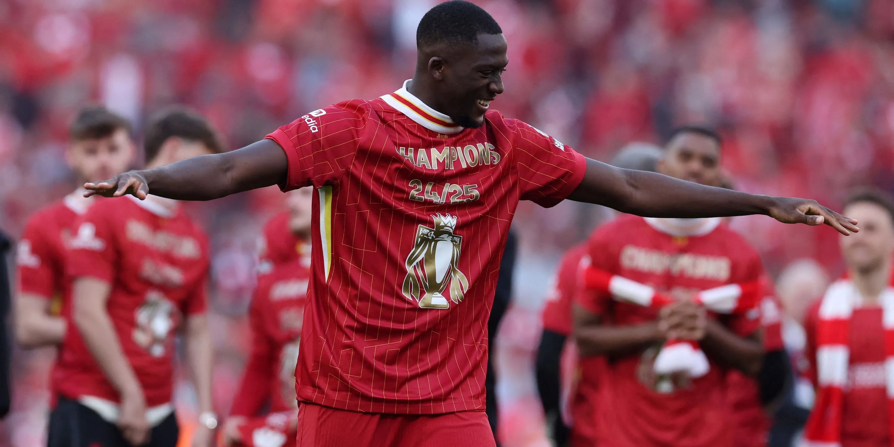 Ibrahima Konate ăn mừng chức vô địch Premier League cùng Liverpool