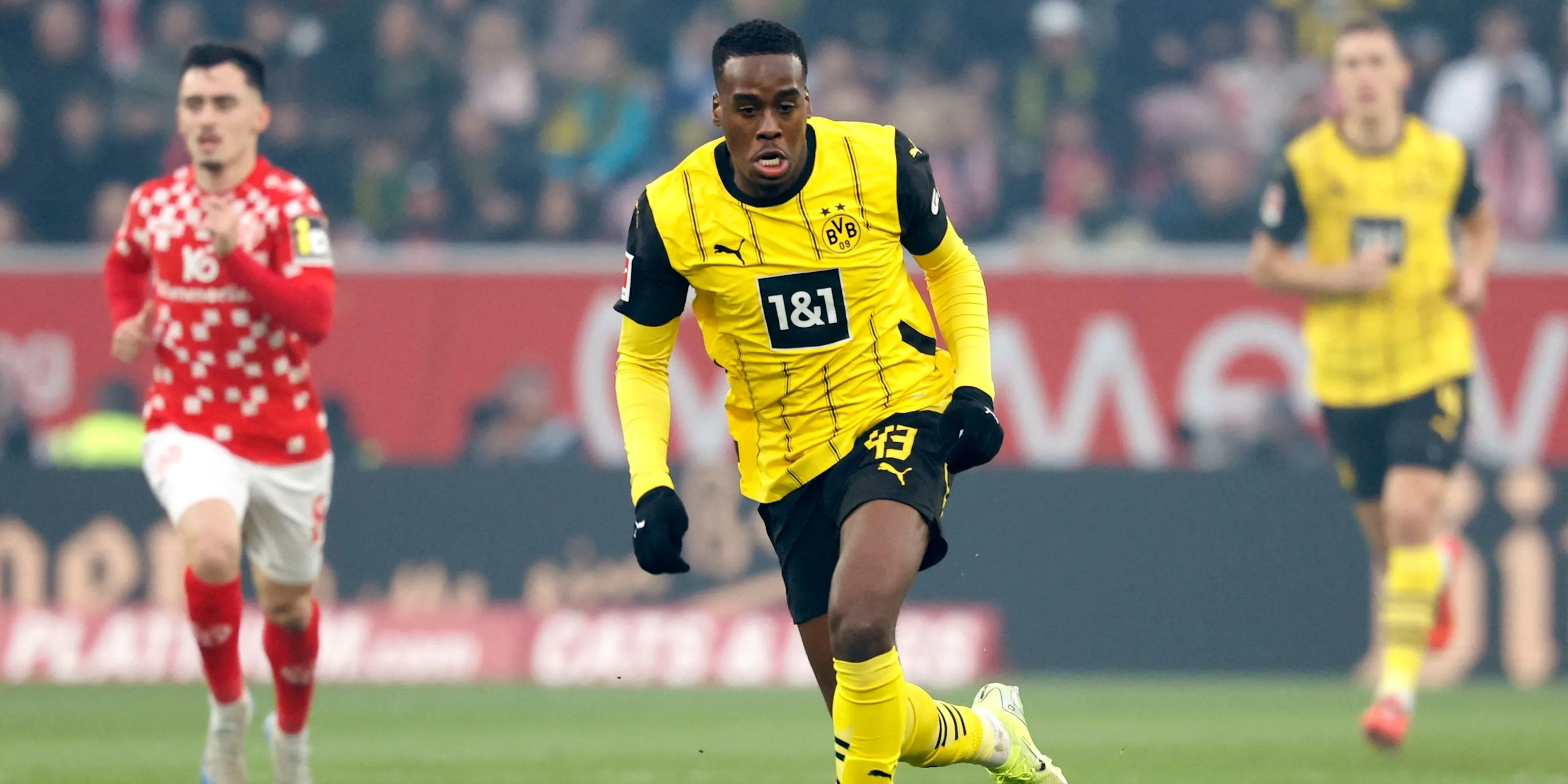 Jamie Bynoe-Gittens của Borussia Dortmund đi bóng kỹ thuật trong một trận đấu Bundesliga