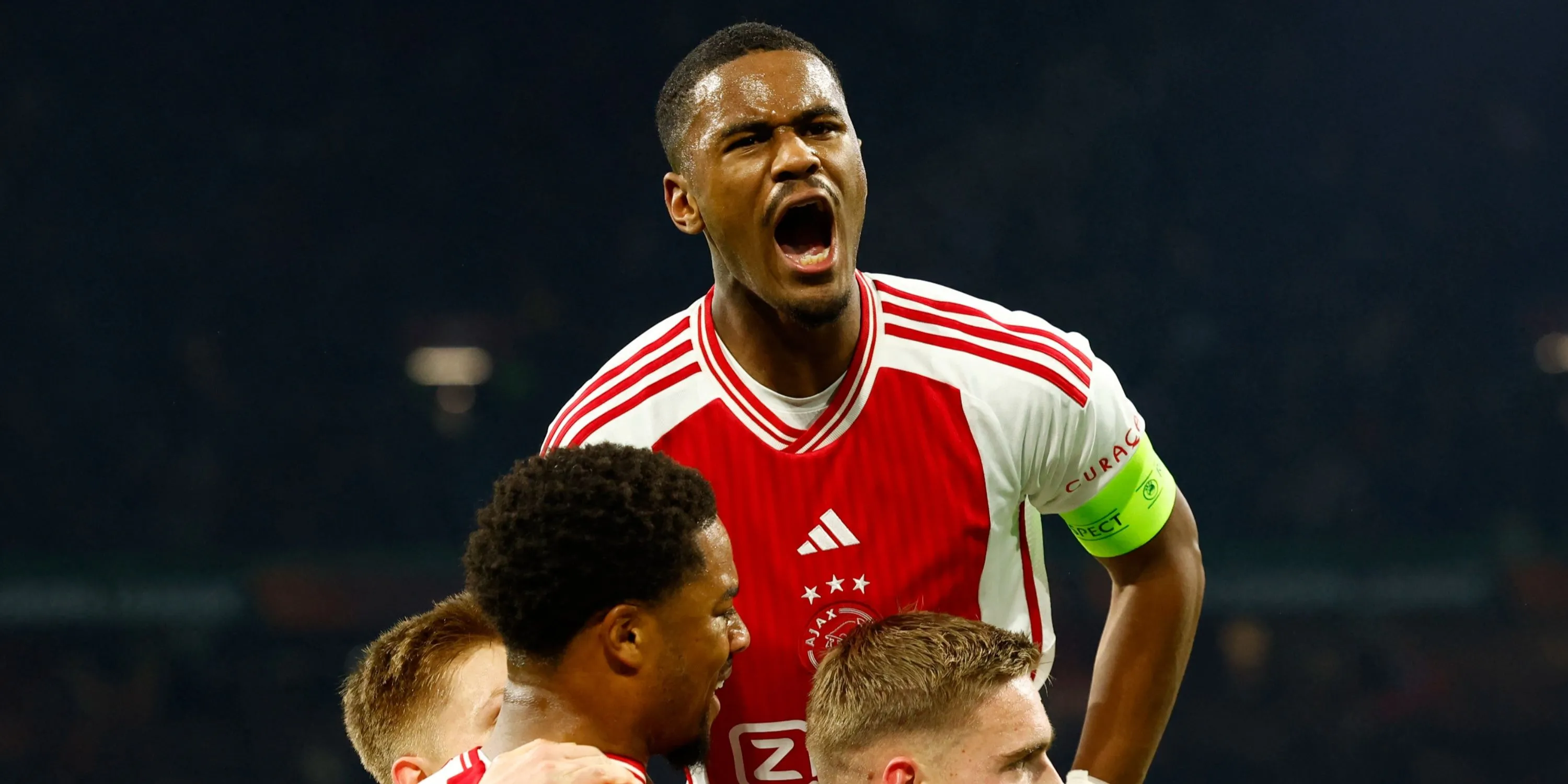 Jorrel Hato thi đấu cho Ajax - một mục tiêu khác của Chelsea