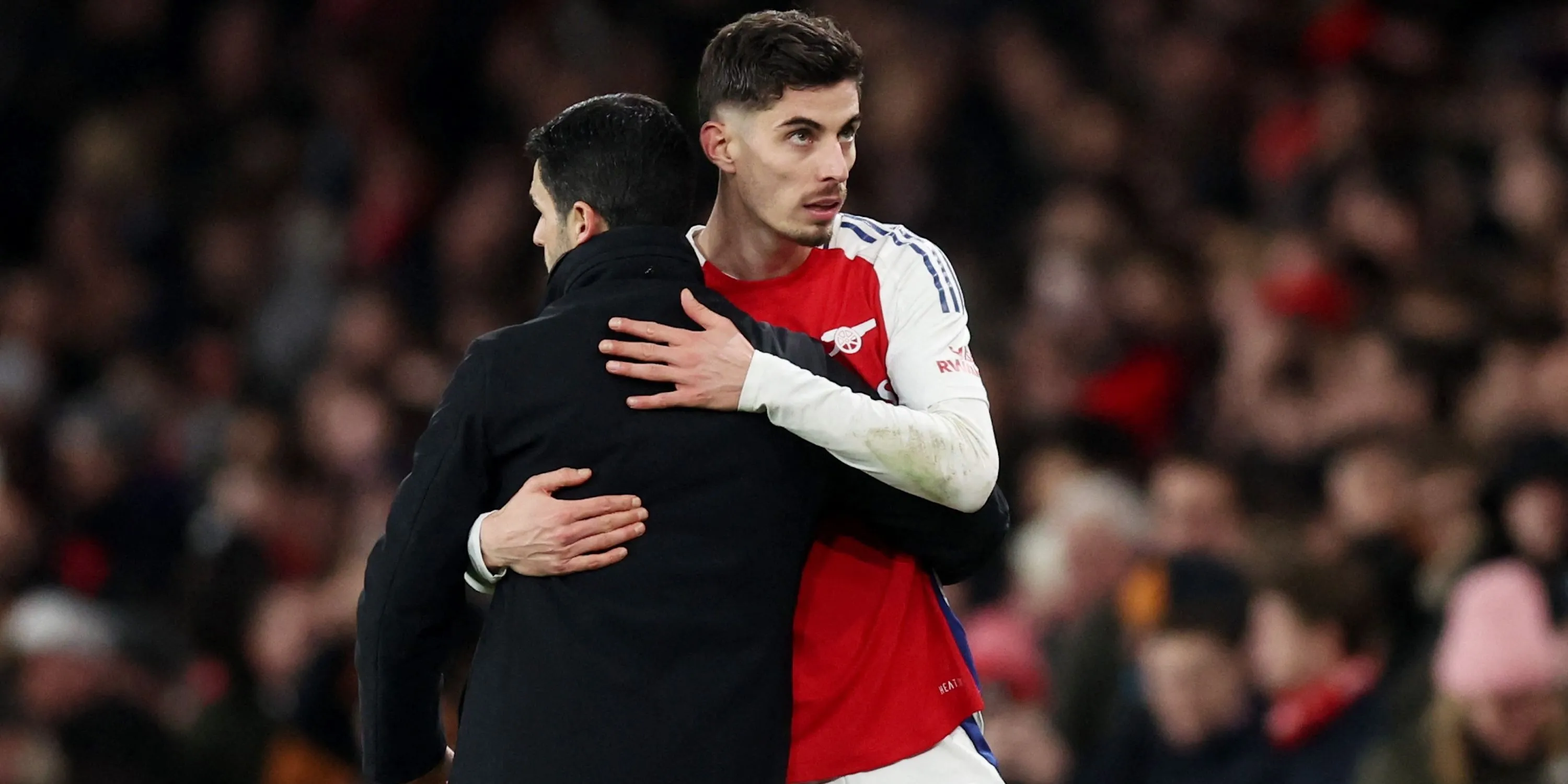 Kai Havertz và huấn luyện viên Mikel Arteta sau khi rời sân.