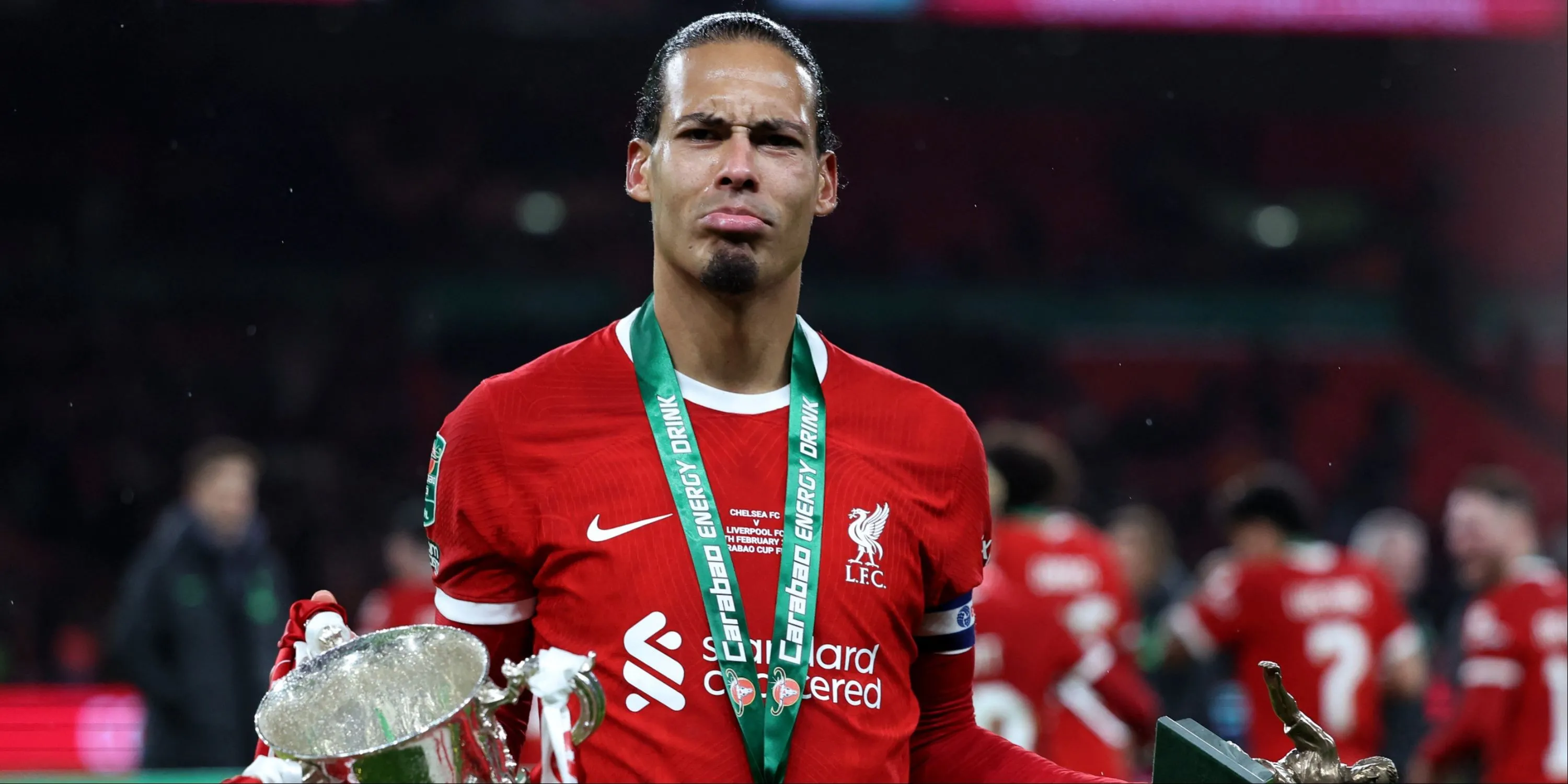 Khoảnh khắc Virgil van Dijk ăn mừng chức vô địch Carabao Cup cùng Liverpool.