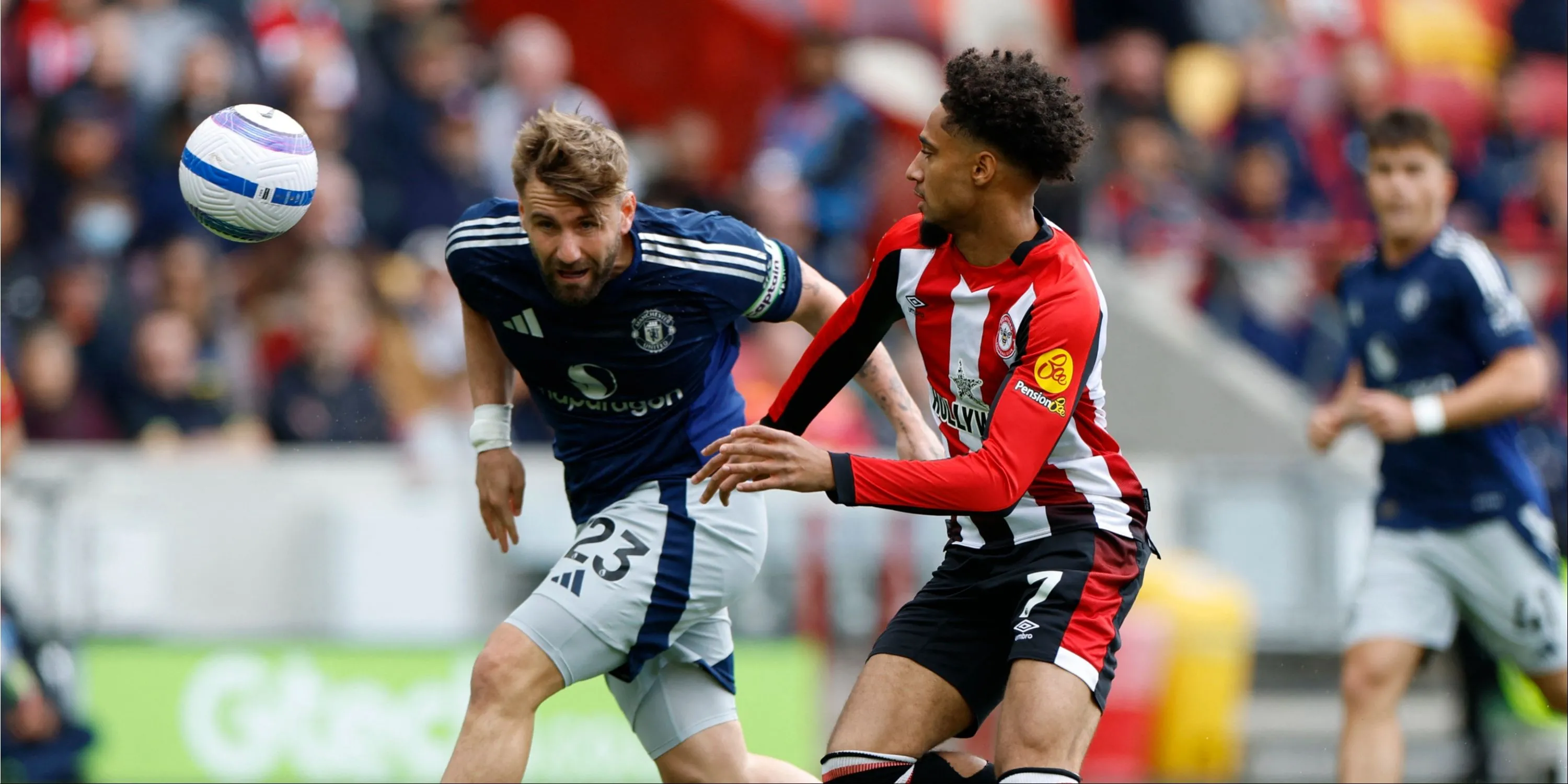 Luke Shaw (MU) đối mặt với Kevin Schade (Brentford) trong trận đấu tại Premier League