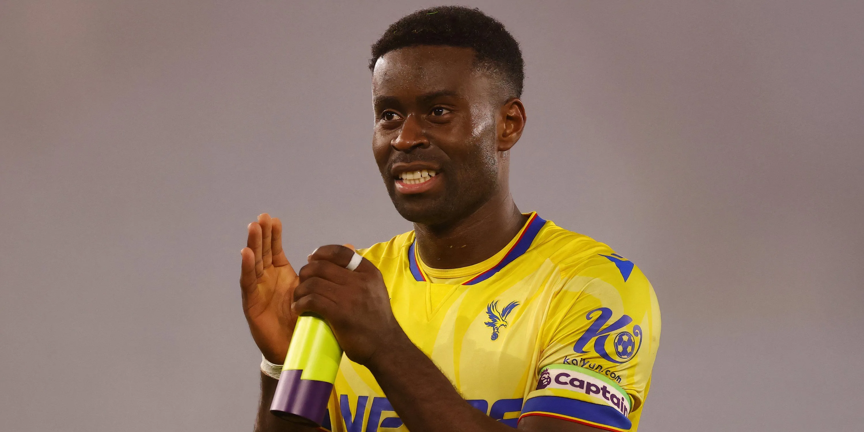 Marc Guehi ăn mừng chiến thắng cùng Crystal Palace.