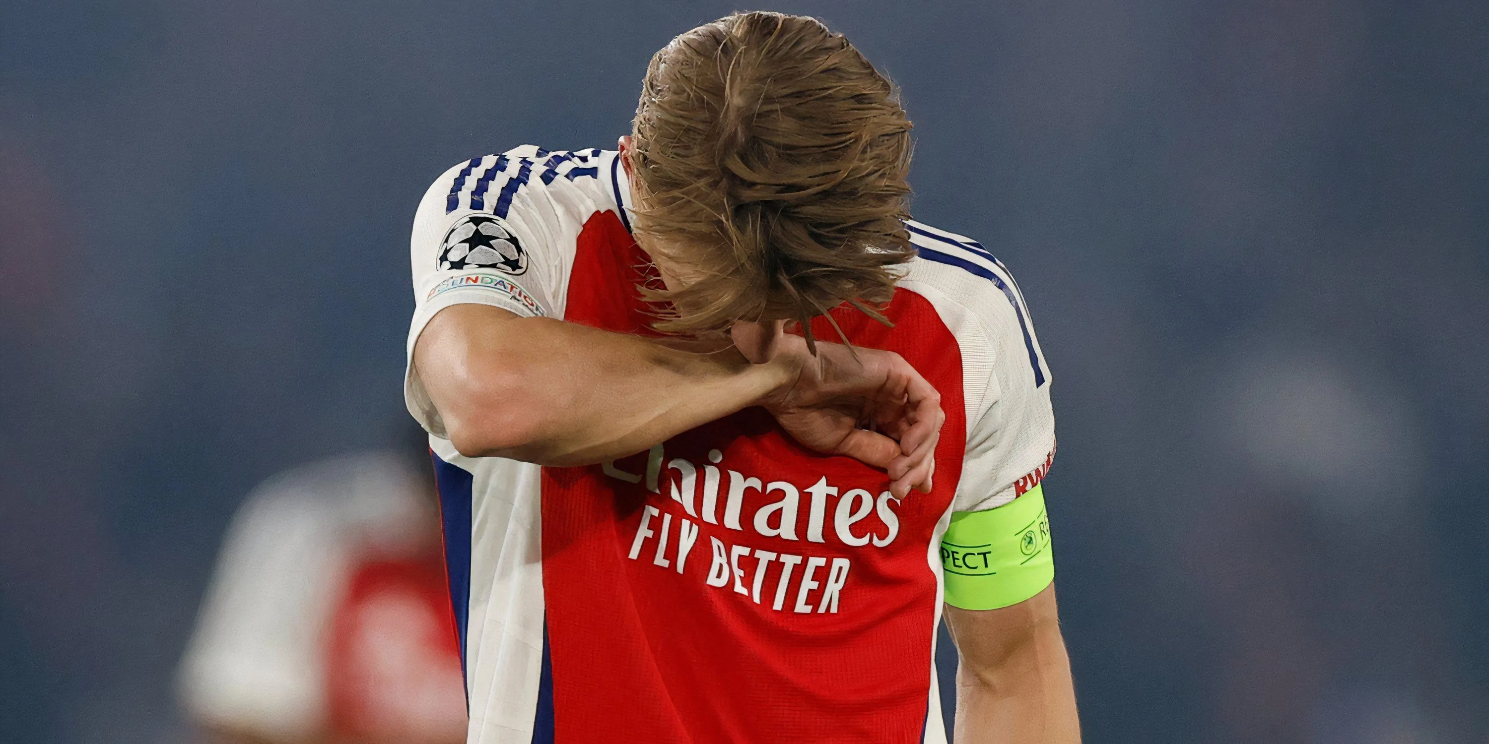 Martin Odegaard thi đấu cho Arsenal với vẻ mặt đầy quyết tâm