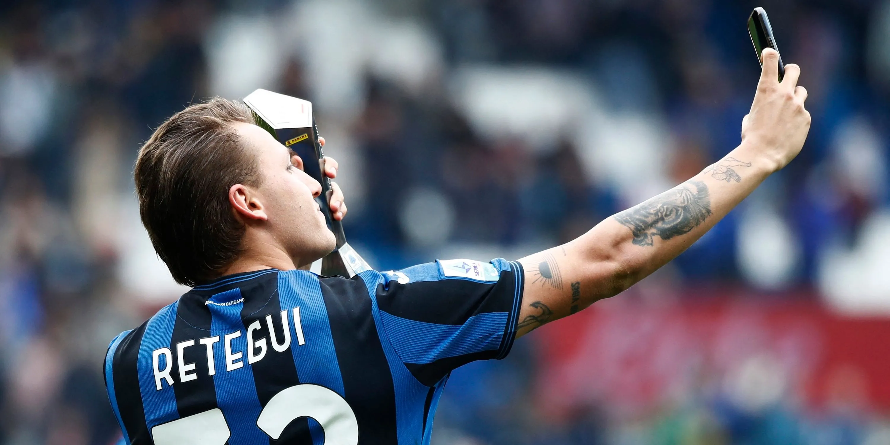 Mateo Retegui của Atalanta ăn mừng với danh hiệu Cầu thủ xuất sắc nhất trận