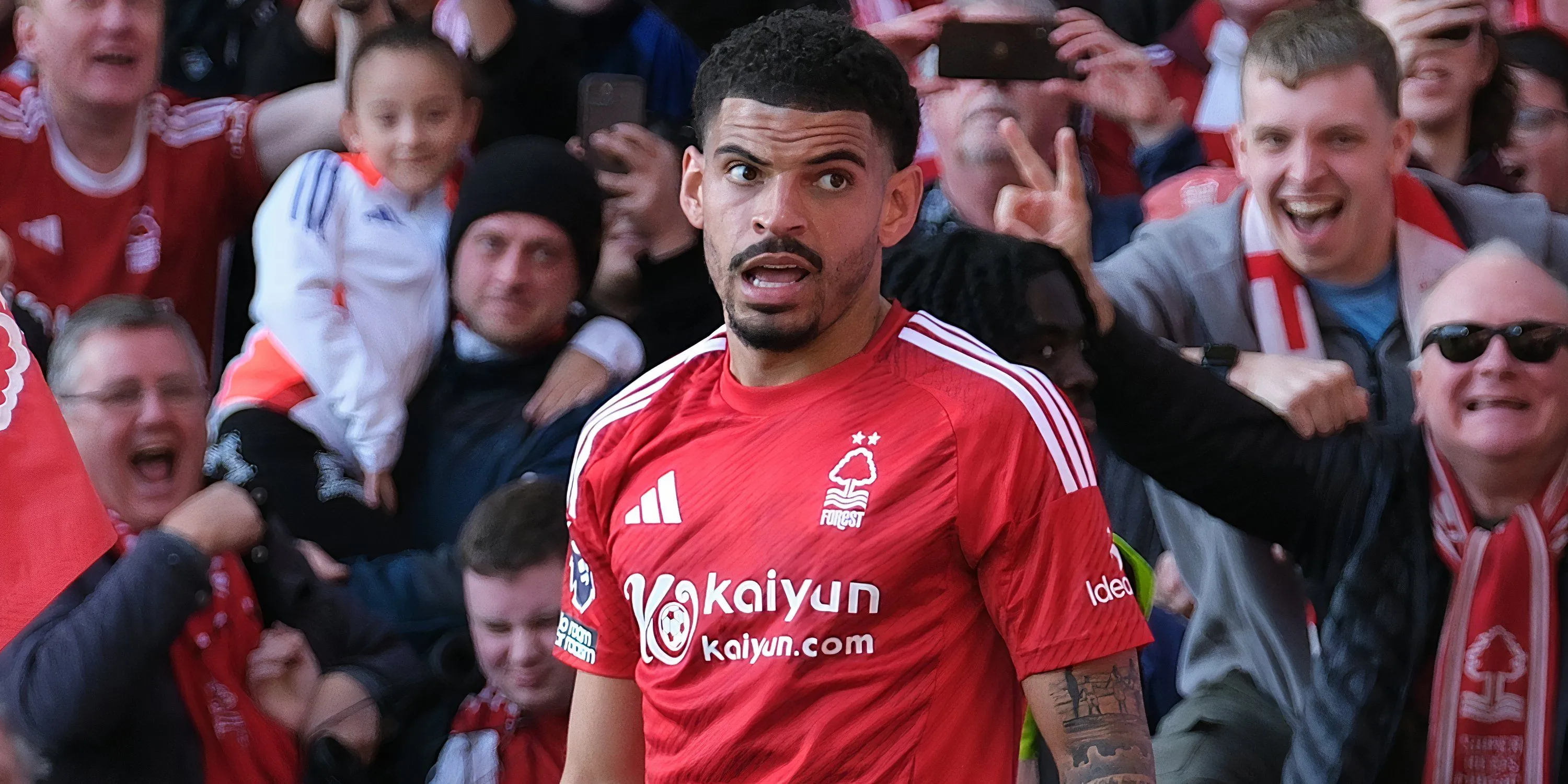 Morgan Gibbs-White ăn mừng bàn thắng cho Nottingham Forest.