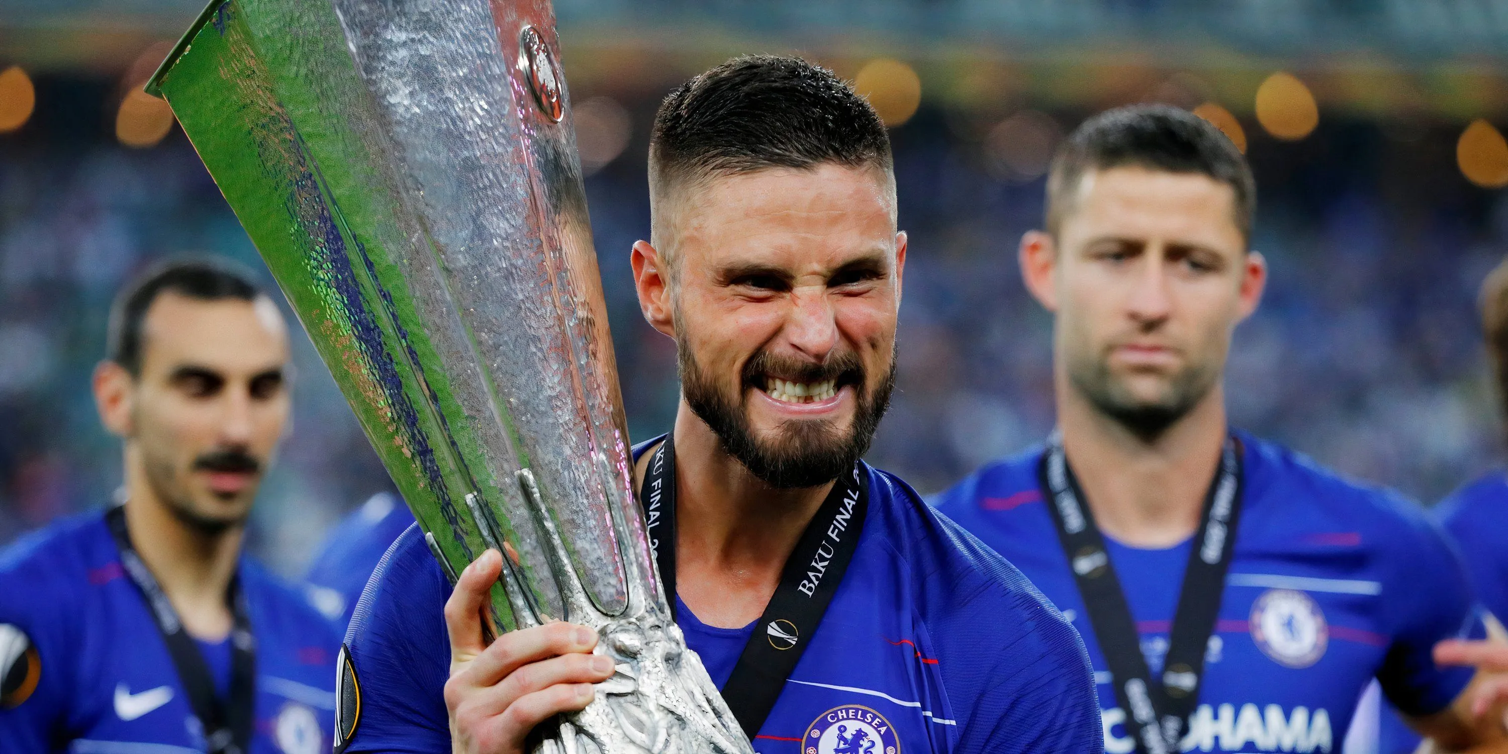 Olivier Giroud ăn mừng cúp Europa League cùng Chelsea