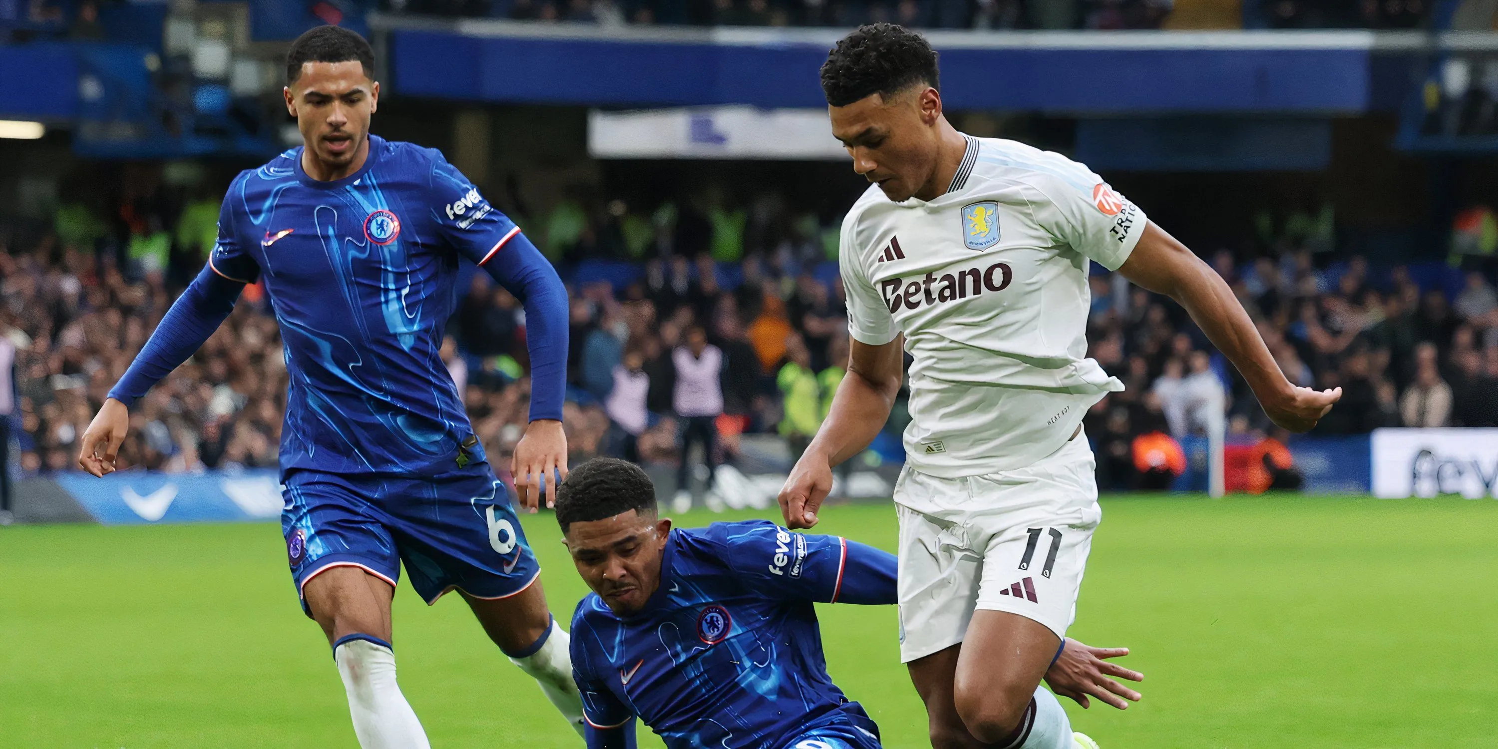 Ollie Watkins ăn mừng bàn thắng cho Aston Villa