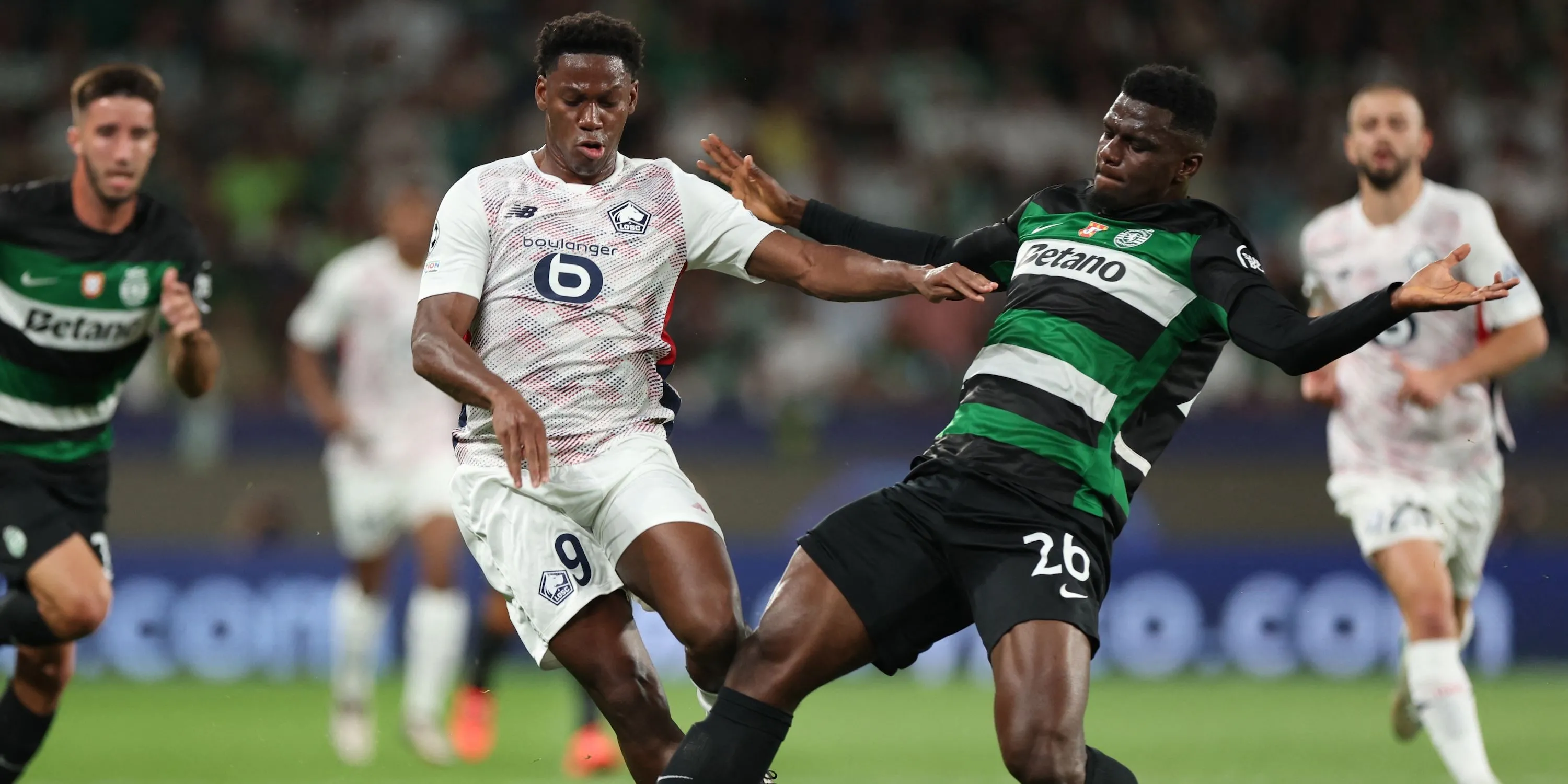 Ousmane Diomande (Sporting CP) trong pha tranh chấp quyết liệt, thể hiện tiềm năng phòng ngự