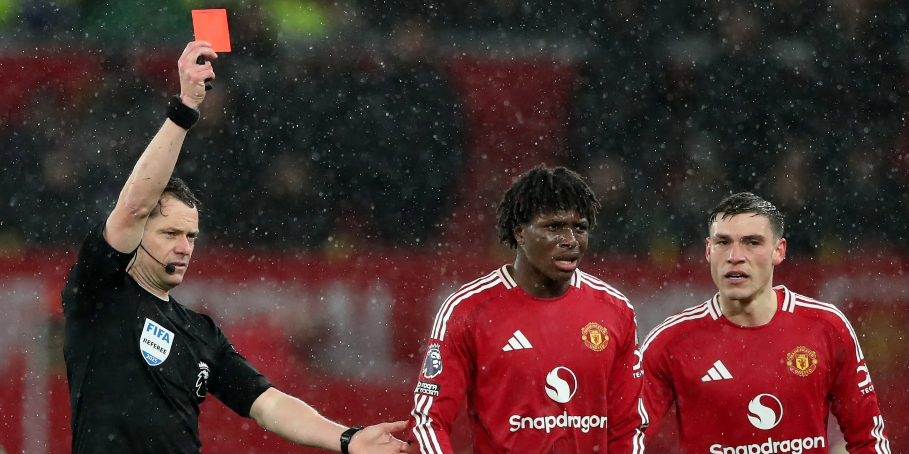 Patrick Dorgu thi đấu cho Manchester United