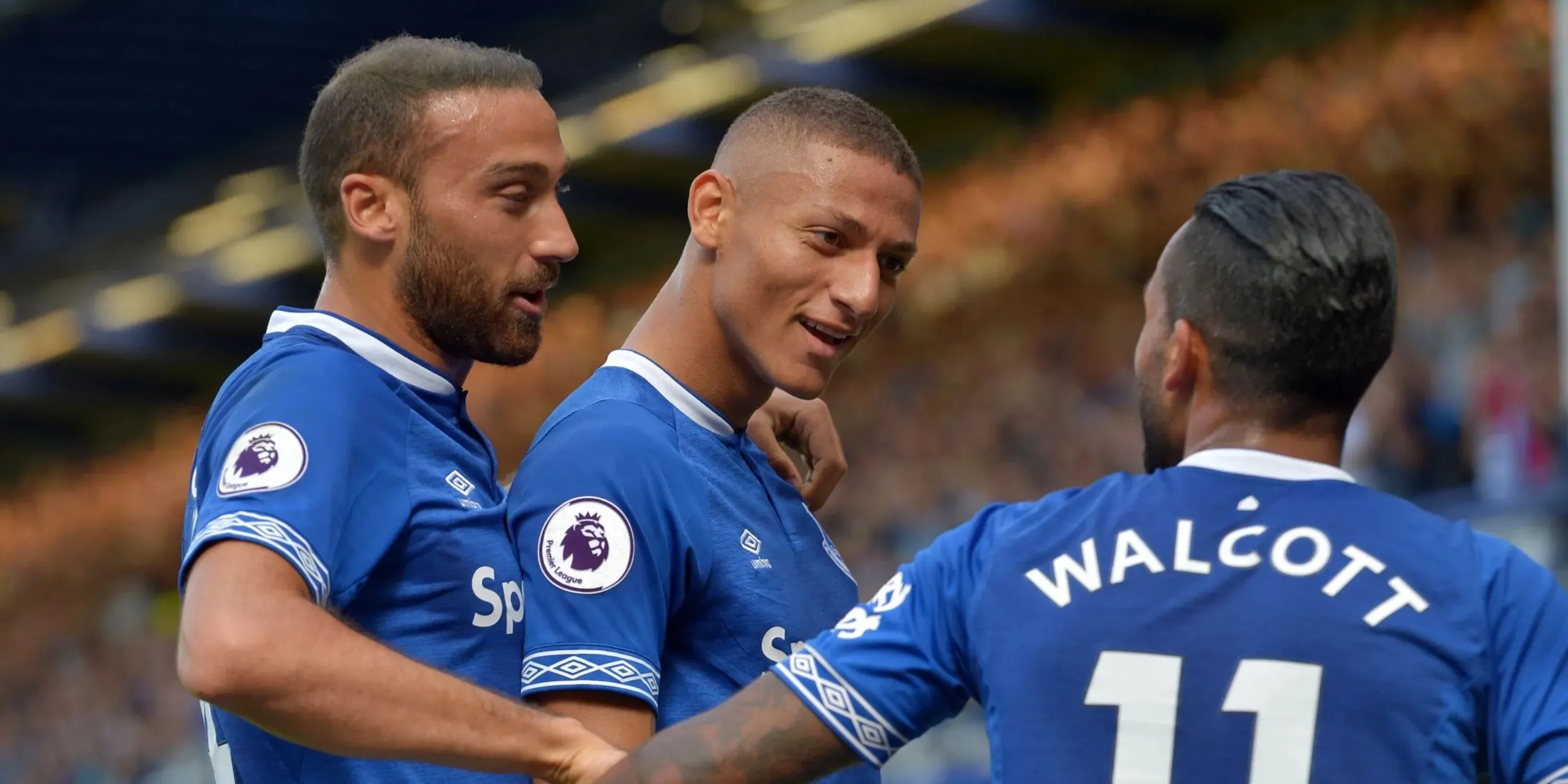 Richarlison ăn mừng bàn thắng cùng đồng đội Theo Walcott khi còn khoác áo Everton
