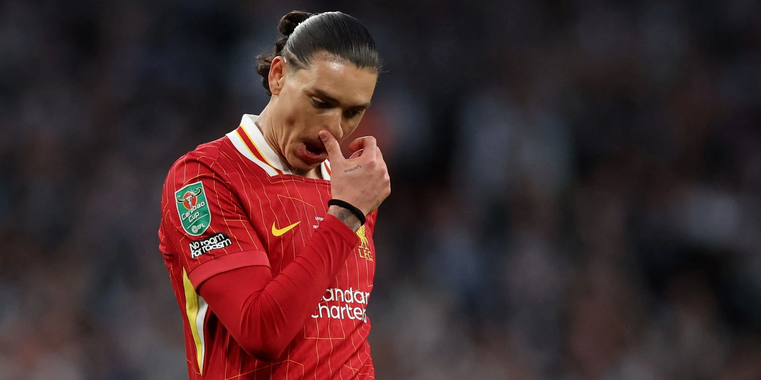 Tiền đạo Darwin Nunez của Liverpool phản ứng trên sân