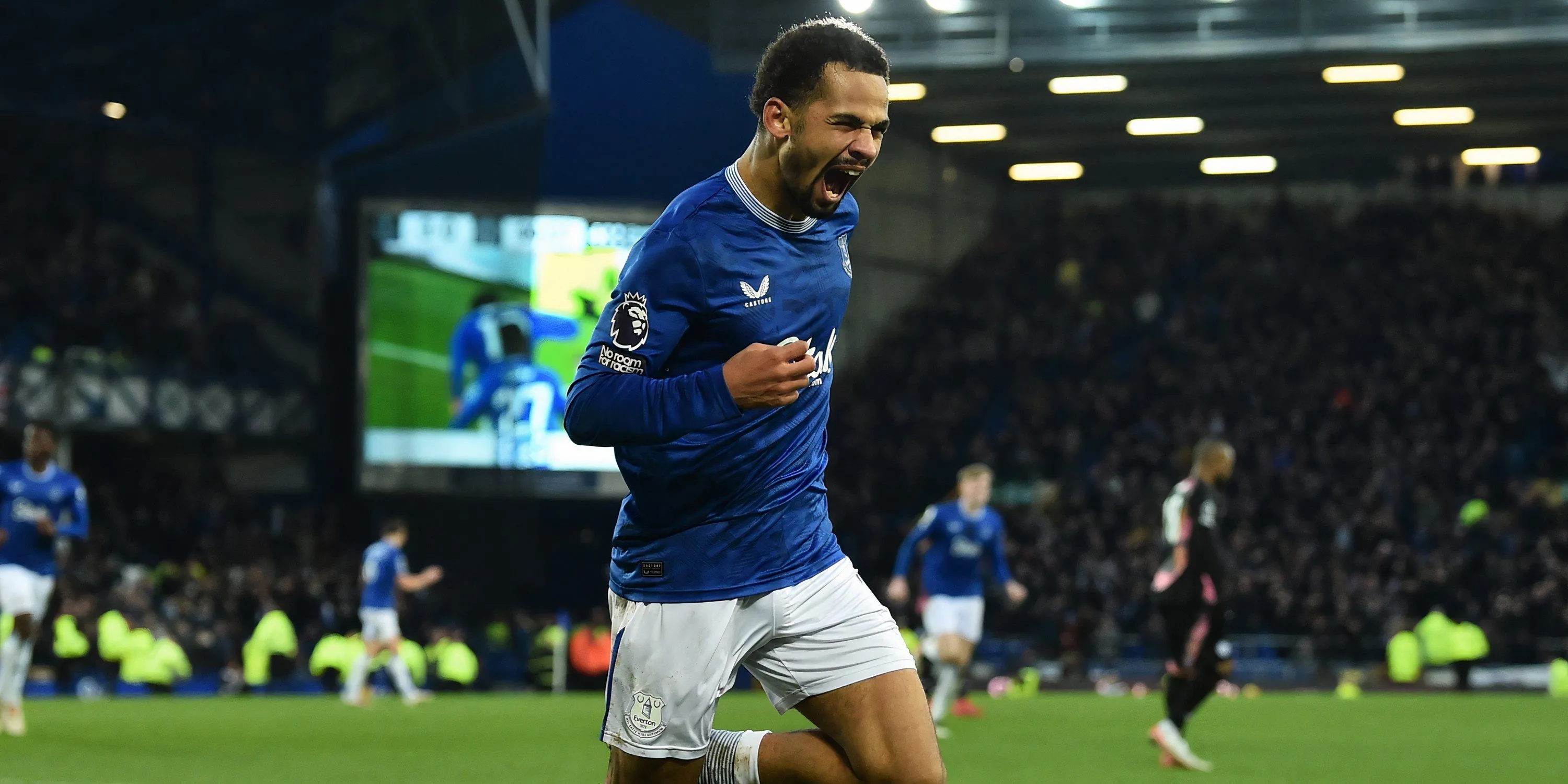 Tiền đạo Everton Iliman Ndiaye ăn mừng bàn thắng