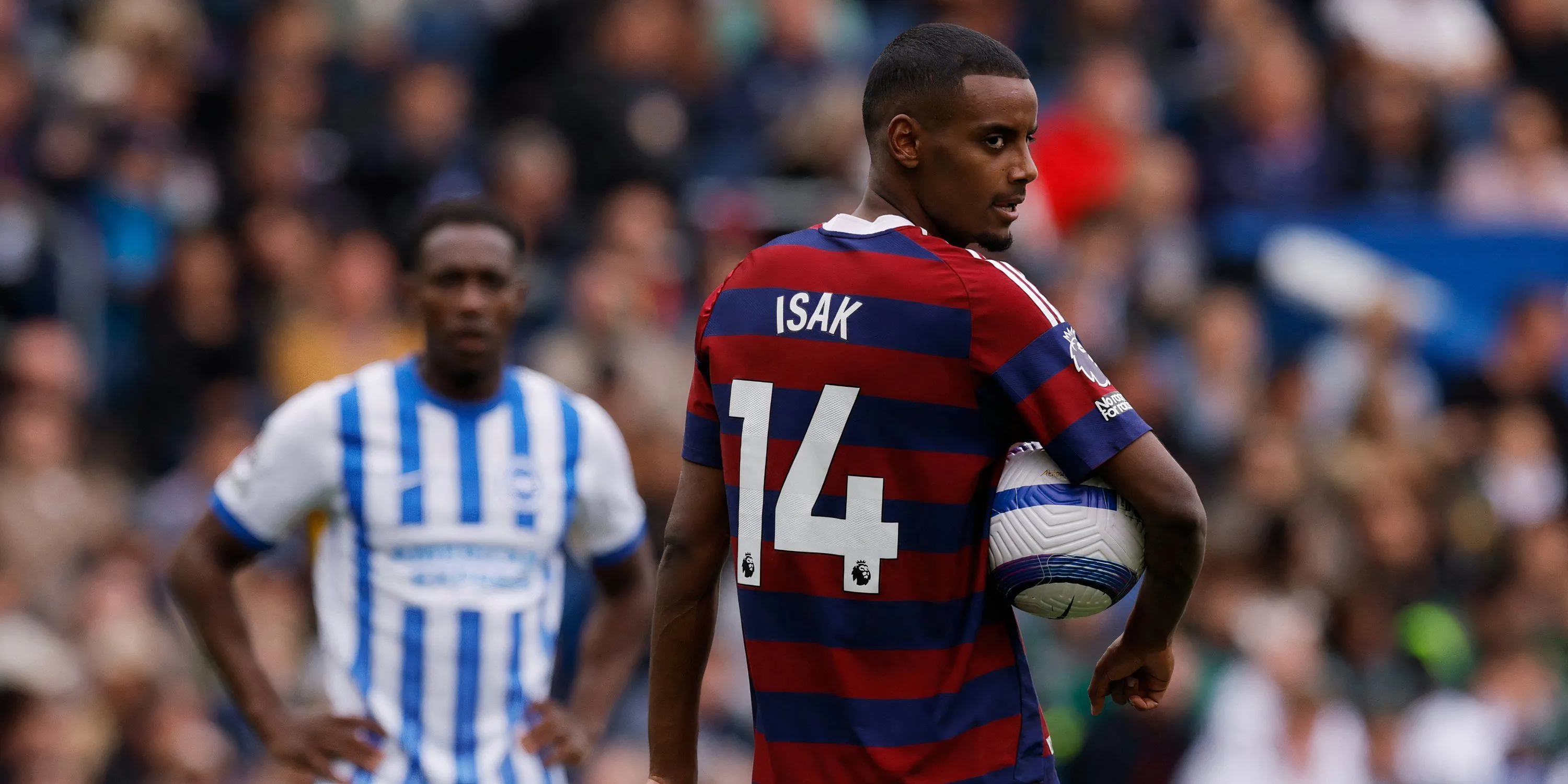Tiền đạo Newcastle Alexander Isak thực hiện quả phạt đền thành công vào lưới Brighton