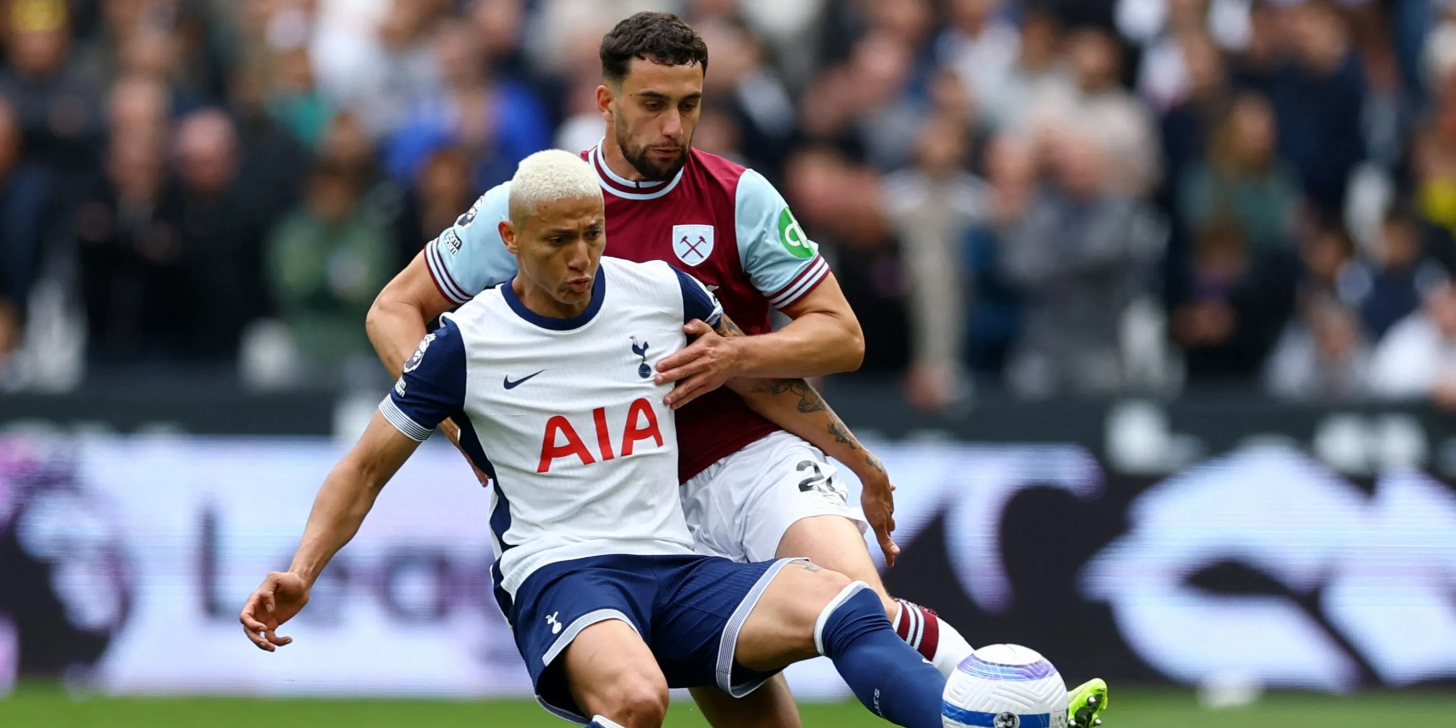 Tiền đạo Richarlison gặp khó khăn trong trận đấu của Spurs với West Ham